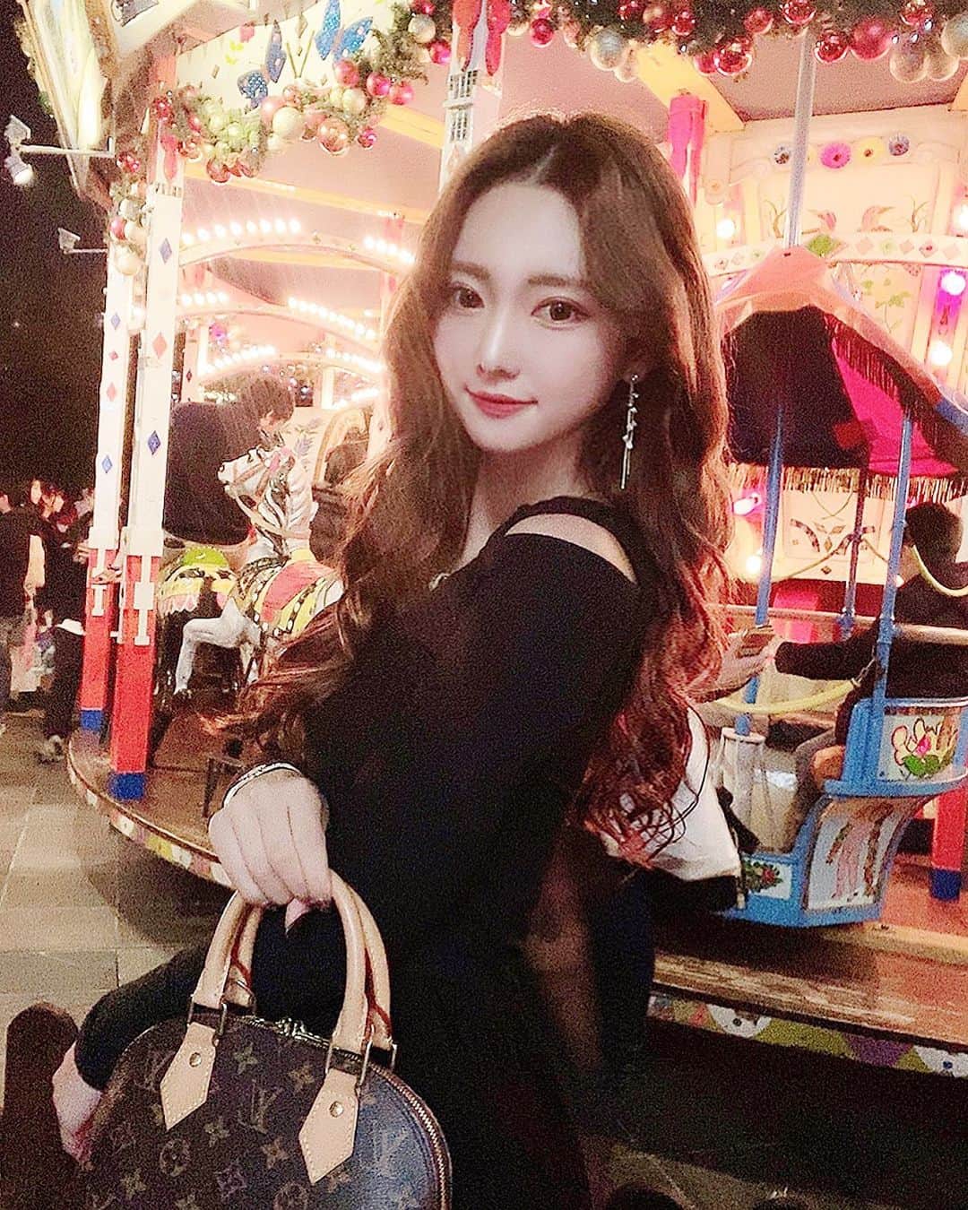 のインスタグラム：「. . クリスマスマーケット🎠✨ . . 綺麗でした🎄✨ . . ワンピースは @estela_select のです❤︎」