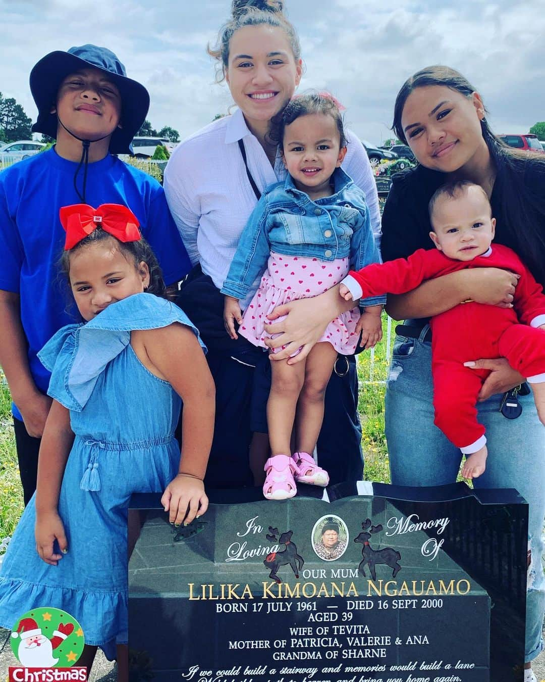 バレリー・アダムスさんのインスタグラム写真 - (バレリー・アダムスInstagram)「First picture of mum with all her grand babies ❤️🎄 #XmasDay #Family #Love」12月26日 14時17分 - valerieadams84