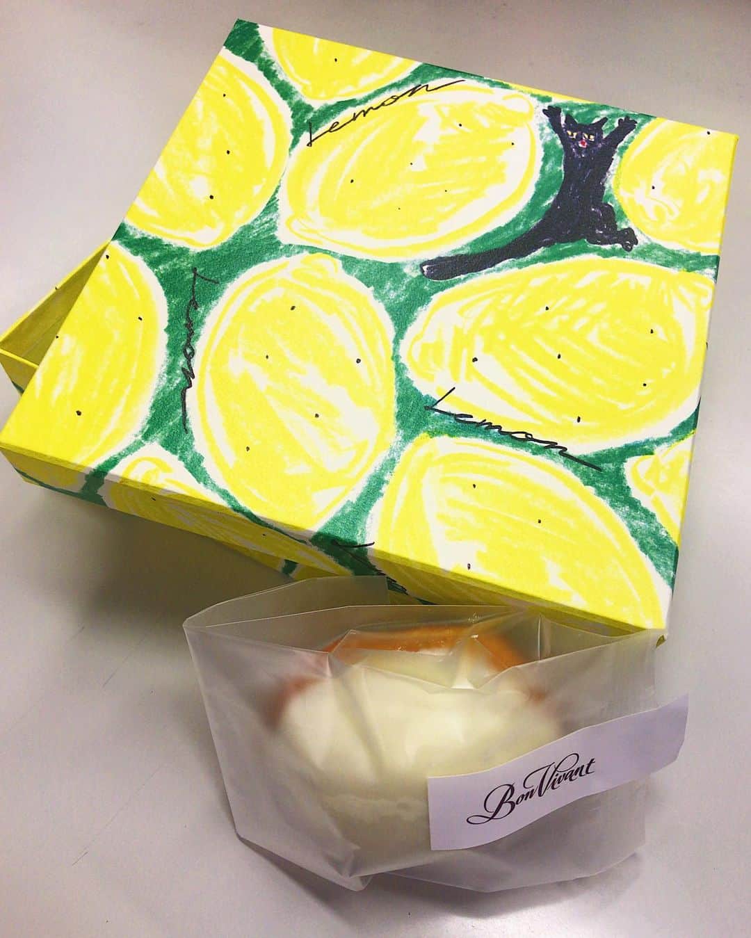 SPRiNGさんのインスタグラム写真 - (SPRiNGInstagram)「イラストレーターの佐伯ゆう子さんがパッケージをデザインしたレモンケーキがBOUL’ANGE 渋谷店で販売されたみたいー！🥰 #佐伯ゆう子#レモンケーキ#boulangeshibuya」12月26日 14時34分 - spring_tkj