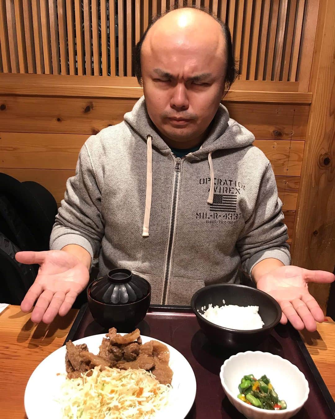 クロちゃんさんのインスタグラム写真 - (クロちゃんInstagram)「菊地は、先輩が体の事を思ってお魚食べてるのに、肉を率先して食べるしんねー！ おいしいけどー、」12月26日 14時43分 - kurochandesuwawa