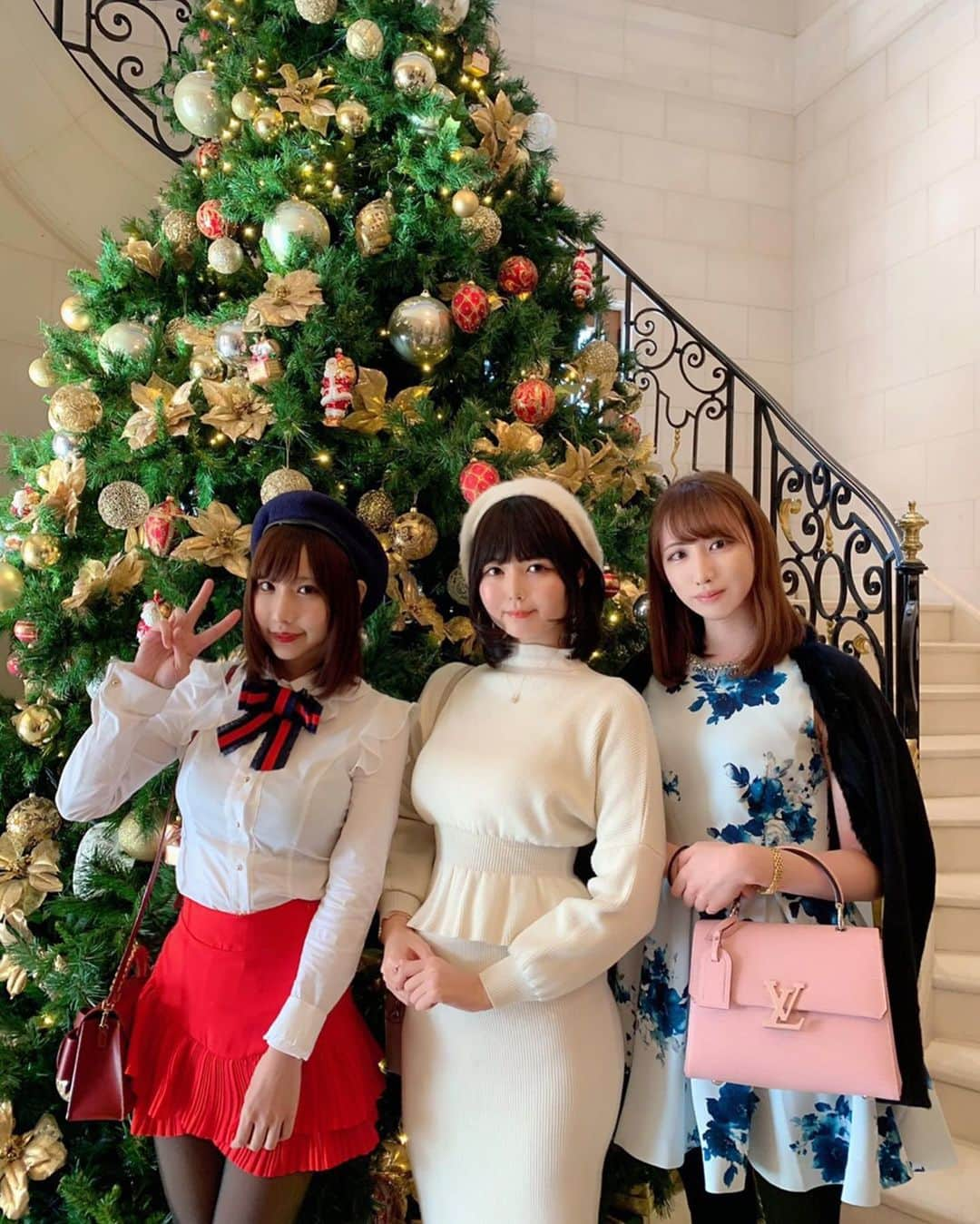 九条ねぎ あぴるさんのインスタグラム写真 - (九条ねぎ あぴるInstagram)「仲良し3人で Xmasも一緒に過ごしたよ☺️💖 楽しかった✨　 普段パーカージーンズの服装ばかりなので、たまにはオシャレして出かけるのもいいね😍 #クリスマス　# Xmas #joelrobuchon」12月26日 14時44分 - negi_kujyo