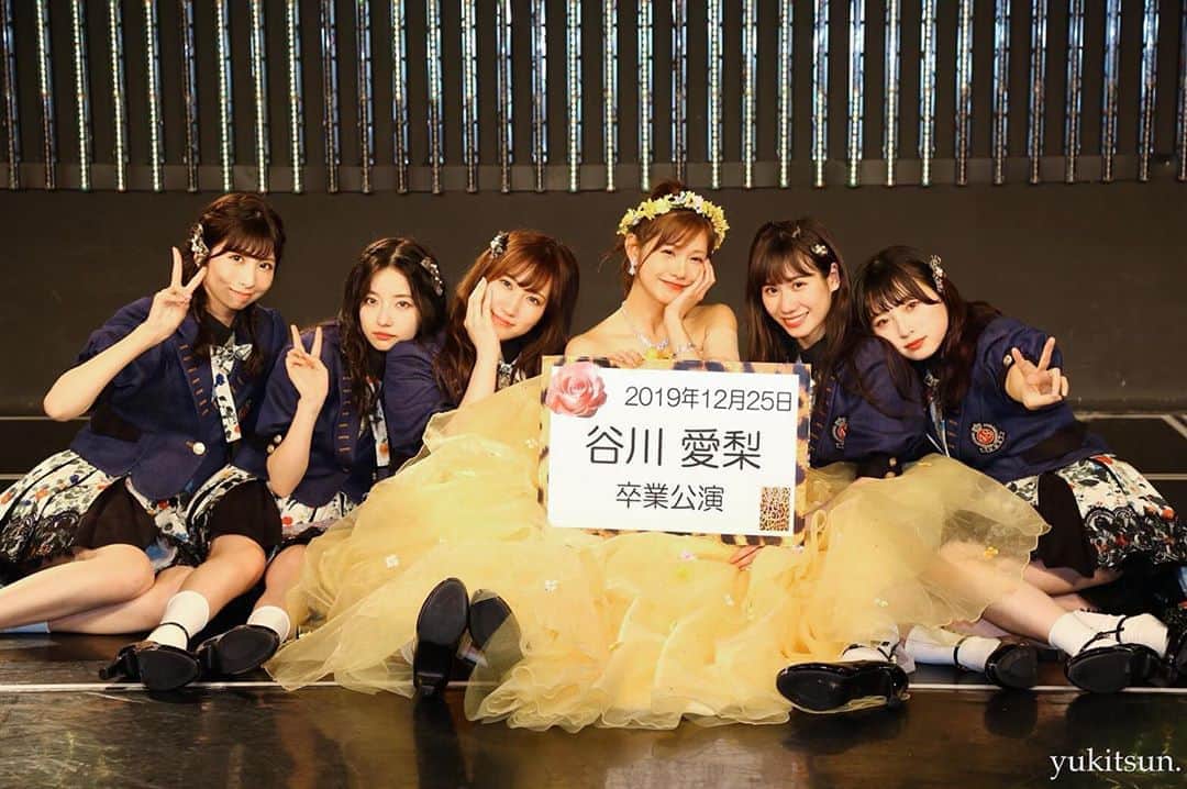 谷川愛梨のインスタグラム：「: 卒業公演、最後は 2期生で〜桜の花びらたち〜を 歌わせて頂きました🌸 初期の頃公演でずっと歌っていた 懐かしい思い出深い曲 大切な同期のみんなと 最後に歌えて嬉しかったよ✨ みんな大人になったね☺️☺️ #谷川愛梨卒業公演  #ゆきつんカメラ」