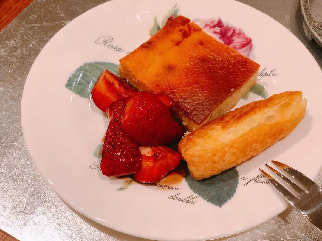 英玲奈さんのインスタグラム写真 - (英玲奈Instagram)「デザートは、 ベタなクリスマスケーキは重いかな？と思って、 #チーズケーキ を焼きました。 こちら、 #グルテンフリー で作ったから、 私も沢山いただけちゃう！ 添えた苺は、バルサミコと少しの甜菜糖でマリネしておきました。 あとは、ポットパイで余ったパイ生地を焼いたスティックパイw 簡単で美味しくてすぐ出来ちゃうおススメケーキです。 今度お教室でやろうかな^_^ #クリスマスケーキ #グルテンフリーチーズケーキ #ていねいな暮らし #季節を感じる暮らし#からだにいいこと #からだにやさしいごはん #おうちごはん#夫の健康守りたい#10年後の健康の為に#無添加#無化調#オーガニック#低gi #美腸活#趣味生活#erenakitchen」12月26日 14時48分 - erena_erenyan