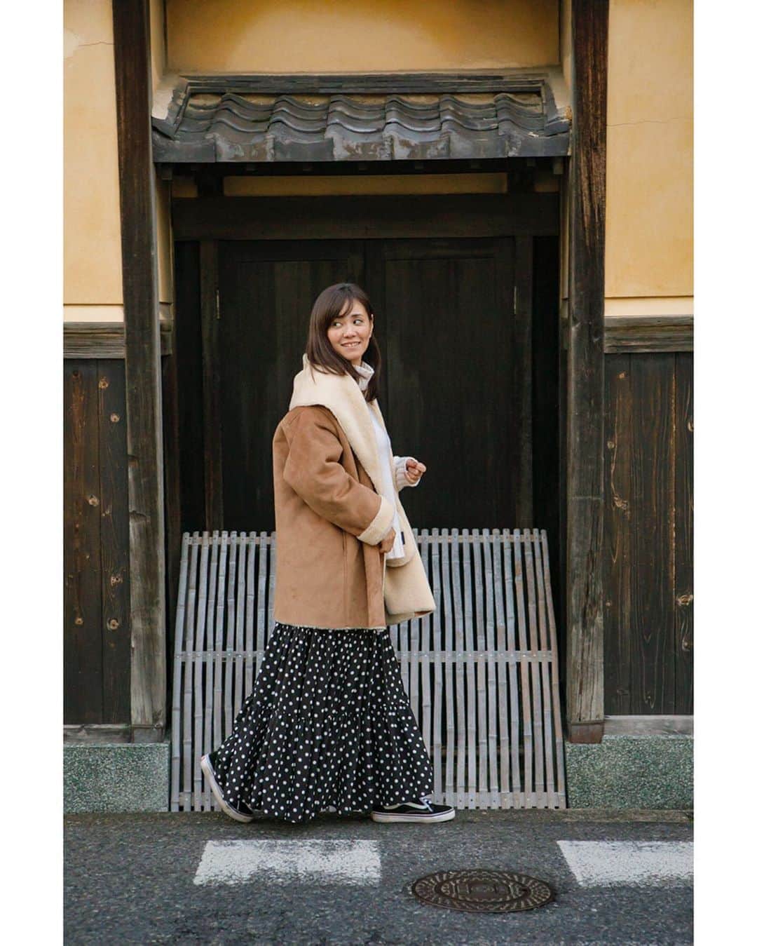 田中幸恵のインスタグラム：「____ . 意外に、自分史上初ドット柄●○ 、、だと思う🙄 ☑︎シフォン ☑︎ウエストゴム ☑︎ティアード モノトーンで綺麗めはもちろん、カジュアルにもええ感じです🙋‍♀️ . @erikichi0707  ちゃんとお揃い🖤 .  coat ▶︎ @gallardagalante  knit▶︎ @sloane.jp  skirt ▶︎ @myine_my  shoes▶︎ @vans .  #myine  #gallardagalante  #vans #sloane」