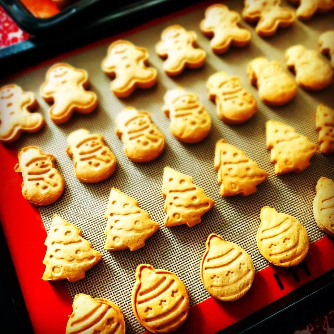 森崎友紀さんのインスタグラム写真 - (森崎友紀Instagram)「#森崎友紀#クッキー#料理#cooking#クリスマス#手作り#ジンジャークッキー#スパイス#シナモン#ジンジャー#差し入れ#毎年恒例  クリスマスの毎年恒例行事でたくさん作ったジンジャースパイスクッキー。日持ちするし美味しいクッキーが大好きです(^ ^)」12月26日 14時55分 - morisakitchen