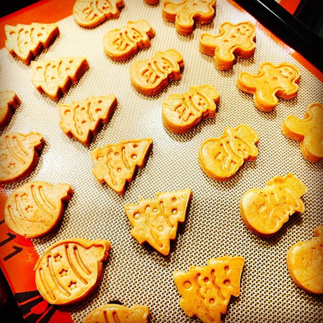 森崎友紀さんのインスタグラム写真 - (森崎友紀Instagram)「#森崎友紀#クッキー#料理#cooking#クリスマス#手作り#ジンジャークッキー#スパイス#シナモン#ジンジャー#差し入れ#毎年恒例  クリスマスの毎年恒例行事でたくさん作ったジンジャースパイスクッキー。日持ちするし美味しいクッキーが大好きです(^ ^)」12月26日 14時55分 - morisakitchen