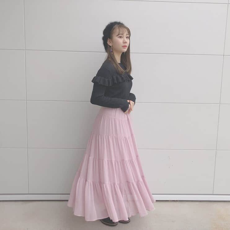 松本慈子さんのインスタグラム写真 - (松本慈子Instagram)「. お洋服の断捨離をしよう！ と思って、クローゼットとにらめっこしてたけど結局、断捨離出来ずただただお洋服が綺麗になっただけ、、🙁 まだ、着れる！と思って、なかなか捨てられへんタイプです。いつか、しっかり断捨離する！！！笑 上手にお洋服を着まわせる人になりたいな〜。ちなみに、トップスのニットは去年のGUのトップス、ロングスカートは夏にも着てたやつやでっ🎀夏も冬も着れるって有能😉💭✨ . . #私服 #ニット #黒ニット #ロングスカート #ピンクコーデ #ベレー帽 #ベレー帽コーデ #ootd #instafashion #knitstagram #knitwear #knitters #knittersofinstagram #pink #pinkskirt」12月26日 14時57分 - chikako_1119