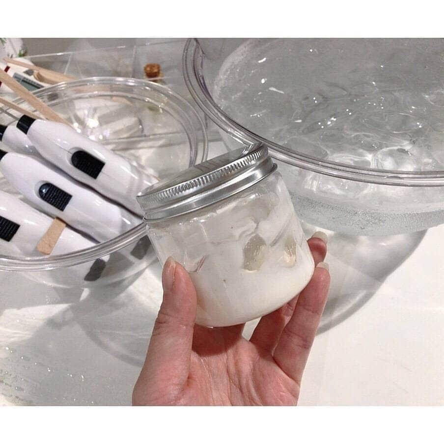 垰智子さんのインスタグラム写真 - (垰智子Instagram)「先日、『ダイアンボタニカル（ @dianebotanical ）ディープモイスト』 のイベントに行って来たよ.。o○ . イベントでは、お風呂教授早坂先生とヘアメイクの青山さんに乾燥対策で大切な事や保湿ケアについて教えてもらったんだけど、 . 乾燥対策で大切なことは、お風呂から上がったら10分以内にボディクリームをつける事が大切なんだって💦 . ヘアメイクさんから言うとスチーマーを使って肌を柔らかくして保湿するのがやっぱり1番いいみたいで、全身リンパマッサージするとお肌が変わるのが実感できるそう♪ . ダイアンボタニカルのボディクリームは、シアバター入りだから保湿力抜群で、伸びもいいからササッと塗れるし、マッサージするのにもオススメ♡ 香りもとってもいい香りだよ☻ . イベントでは、実際にシアバターを氷水につけて 手作りホイップシアバター体験もしたよ！ . 雑誌「LDK」で2019年ベストバイ部門1位を受賞 してるし、天然由来成分たっぷりで子供にも安心なのに、コスパもいいの♡ みんなでたっぷり使ってもちもち肌になろう♡ . . #ダイアンボタニカル #dianebotanical #乾燥対策 #インバスケア #PR #bodycare #bodycream #天然由来成分 #beauty #ボディクリーム #美容好き」12月26日 14時58分 - taotao_tomo