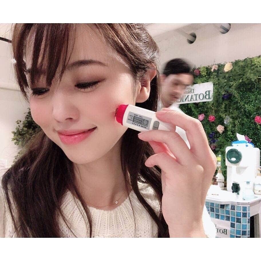 垰智子さんのインスタグラム写真 - (垰智子Instagram)「先日、『ダイアンボタニカル（ @dianebotanical ）ディープモイスト』 のイベントに行って来たよ.。o○ . イベントでは、お風呂教授早坂先生とヘアメイクの青山さんに乾燥対策で大切な事や保湿ケアについて教えてもらったんだけど、 . 乾燥対策で大切なことは、お風呂から上がったら10分以内にボディクリームをつける事が大切なんだって💦 . ヘアメイクさんから言うとスチーマーを使って肌を柔らかくして保湿するのがやっぱり1番いいみたいで、全身リンパマッサージするとお肌が変わるのが実感できるそう♪ . ダイアンボタニカルのボディクリームは、シアバター入りだから保湿力抜群で、伸びもいいからササッと塗れるし、マッサージするのにもオススメ♡ 香りもとってもいい香りだよ☻ . イベントでは、実際にシアバターを氷水につけて 手作りホイップシアバター体験もしたよ！ . 雑誌「LDK」で2019年ベストバイ部門1位を受賞 してるし、天然由来成分たっぷりで子供にも安心なのに、コスパもいいの♡ みんなでたっぷり使ってもちもち肌になろう♡ . . #ダイアンボタニカル #dianebotanical #乾燥対策 #インバスケア #PR #bodycare #bodycream #天然由来成分 #beauty #ボディクリーム #美容好き」12月26日 14時58分 - taotao_tomo