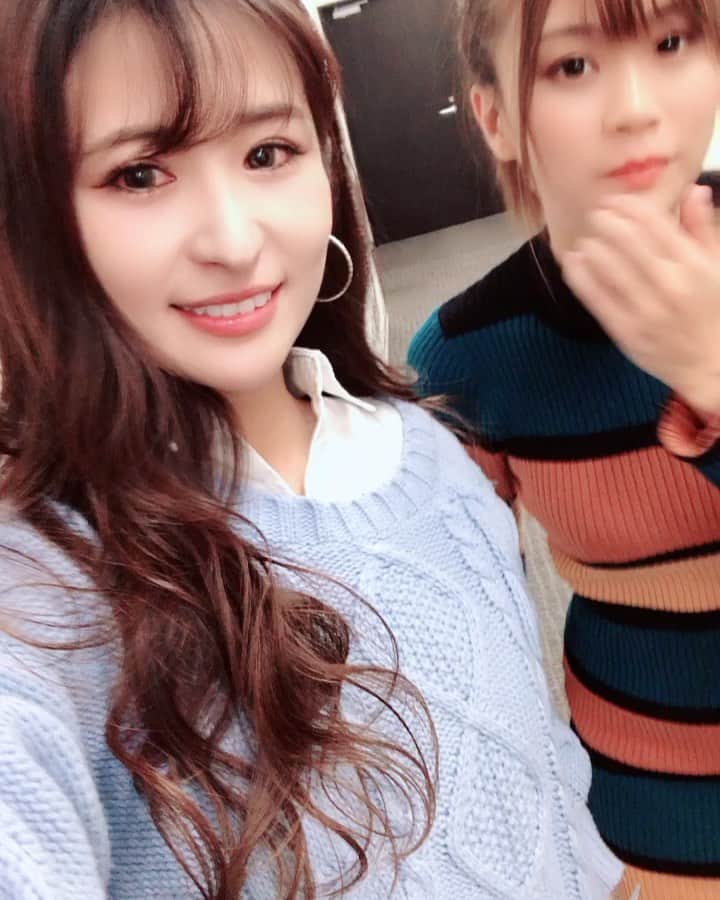 有馬綾香のインスタグラム：「風邪だー  つらいー！ 🤧  元気な頃のぱんとまおちゃんとの動画ぺたり。  自撮り動画プロまおまおに動きを教えてもらったやつw 本当優しくて面白くて良い子ですわ。  #阿久津真央 #有馬綾香 #レースクイーン #RQ #instagram  #Movie #ほんとに #これで正解なのか #吹き出しちゃったよ」