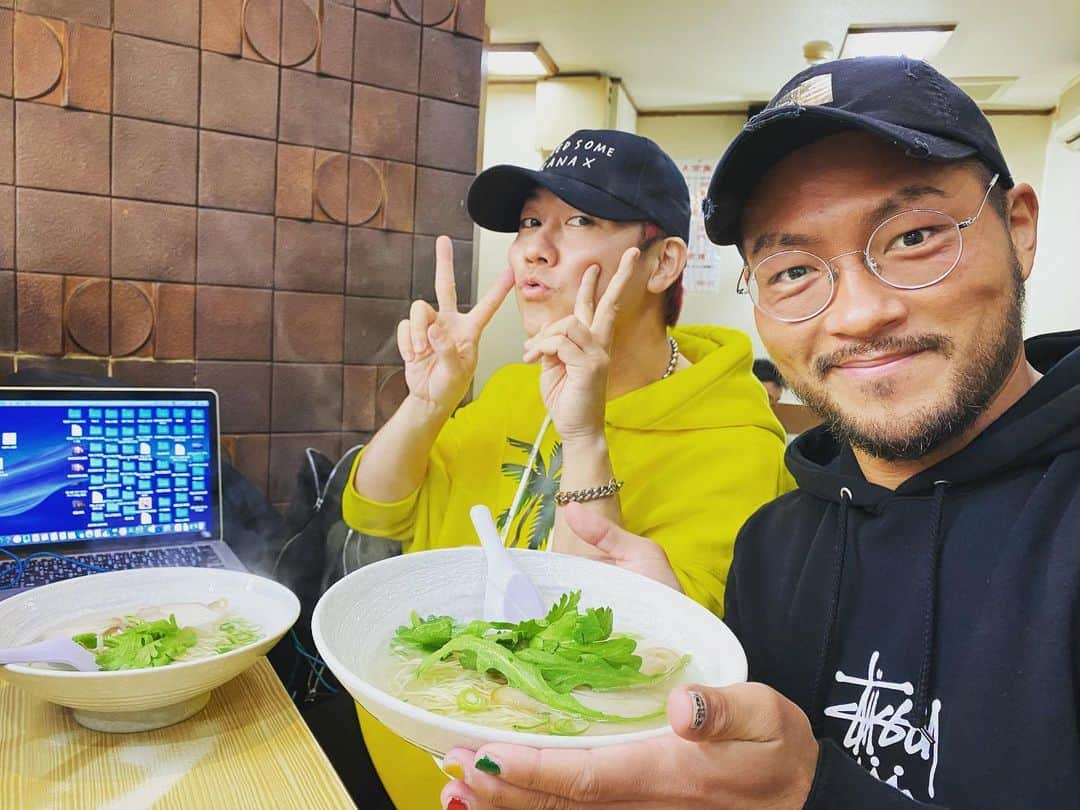 Kzyさんのインスタグラム写真 - (KzyInstagram)「#kira #onemanlive の後は #tak_z さんと #ラーメン 食べてさらに #充電完了🔋  #本日 #神戸サンボーホール大会  #年内最終戦 #よろしくどーぞ  #dragongate #prowrestling  #dragongatenetowork  @tak_z #tak兄 #reggae #respect🙏」12月26日 15時01分 - kzy_time_ebe2