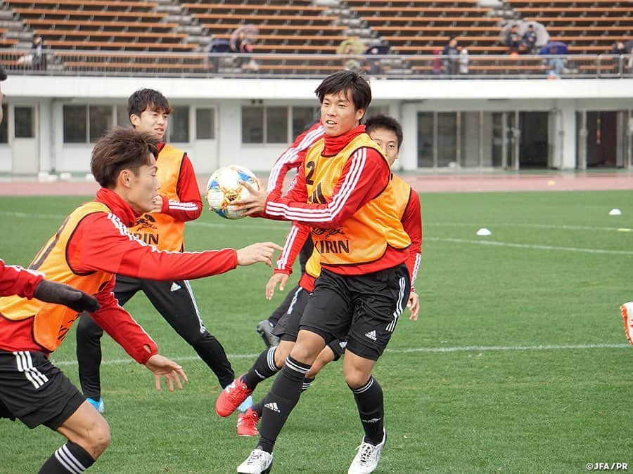 日本サッカー協会さんのインスタグラム写真 - (日本サッカー協会Instagram)「📸#U22日本代表 12月26日（木）、長崎合宿3日目。午前中のトレーニングの様子です。 ・ ウォームアップでは2グループに分かれ、ボールを持った選手が相手チームの選手にタッチして捕まえるゲームが実施。白熱した選手たちからは大きな歓声が上がっていました。 ・ 🏆キリンチャレンジカップ2019 🇯🇵U-22日本代表 🆚U-22ジャマイカ代表🇯🇲 📅12/28(土) 19:20KO/16:20 開場(予定) 📍トランスコスモススタジアム長崎 📺日本テレビ系 ※チケットは完売しました 👉大会情報はJFA.jpへ ・ #daihyo #キリチャレの日」12月26日 15時11分 - japanfootballassociation