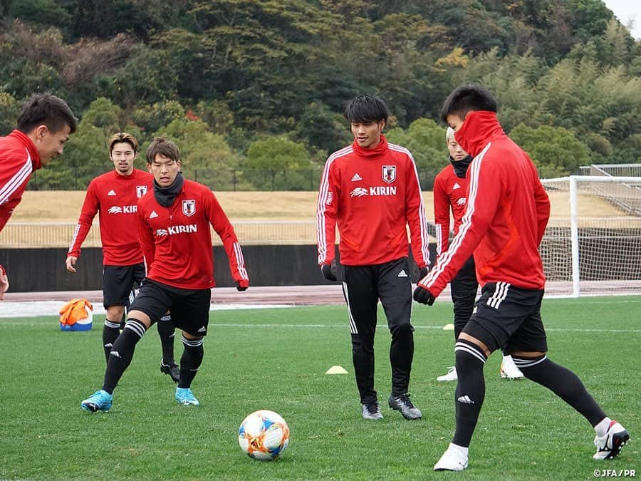 日本サッカー協会さんのインスタグラム写真 - (日本サッカー協会Instagram)「📸#U22日本代表 12月26日（木）、長崎合宿3日目。午前中のトレーニングの様子です。 ・ ウォームアップでは2グループに分かれ、ボールを持った選手が相手チームの選手にタッチして捕まえるゲームが実施。白熱した選手たちからは大きな歓声が上がっていました。 ・ 🏆キリンチャレンジカップ2019 🇯🇵U-22日本代表 🆚U-22ジャマイカ代表🇯🇲 📅12/28(土) 19:20KO/16:20 開場(予定) 📍トランスコスモススタジアム長崎 📺日本テレビ系 ※チケットは完売しました 👉大会情報はJFA.jpへ ・ #daihyo #キリチャレの日」12月26日 15時11分 - japanfootballassociation