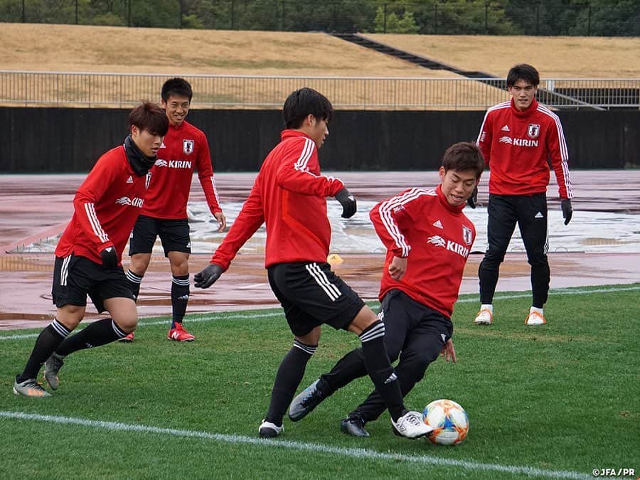 日本サッカー協会さんのインスタグラム写真 - (日本サッカー協会Instagram)「📸#U22日本代表 12月26日（木）、長崎合宿3日目。午前中のトレーニングの様子です。 ・ ウォームアップでは2グループに分かれ、ボールを持った選手が相手チームの選手にタッチして捕まえるゲームが実施。白熱した選手たちからは大きな歓声が上がっていました。 ・ 🏆キリンチャレンジカップ2019 🇯🇵U-22日本代表 🆚U-22ジャマイカ代表🇯🇲 📅12/28(土) 19:20KO/16:20 開場(予定) 📍トランスコスモススタジアム長崎 📺日本テレビ系 ※チケットは完売しました 👉大会情報はJFA.jpへ ・ #daihyo #キリチャレの日」12月26日 15時11分 - japanfootballassociation