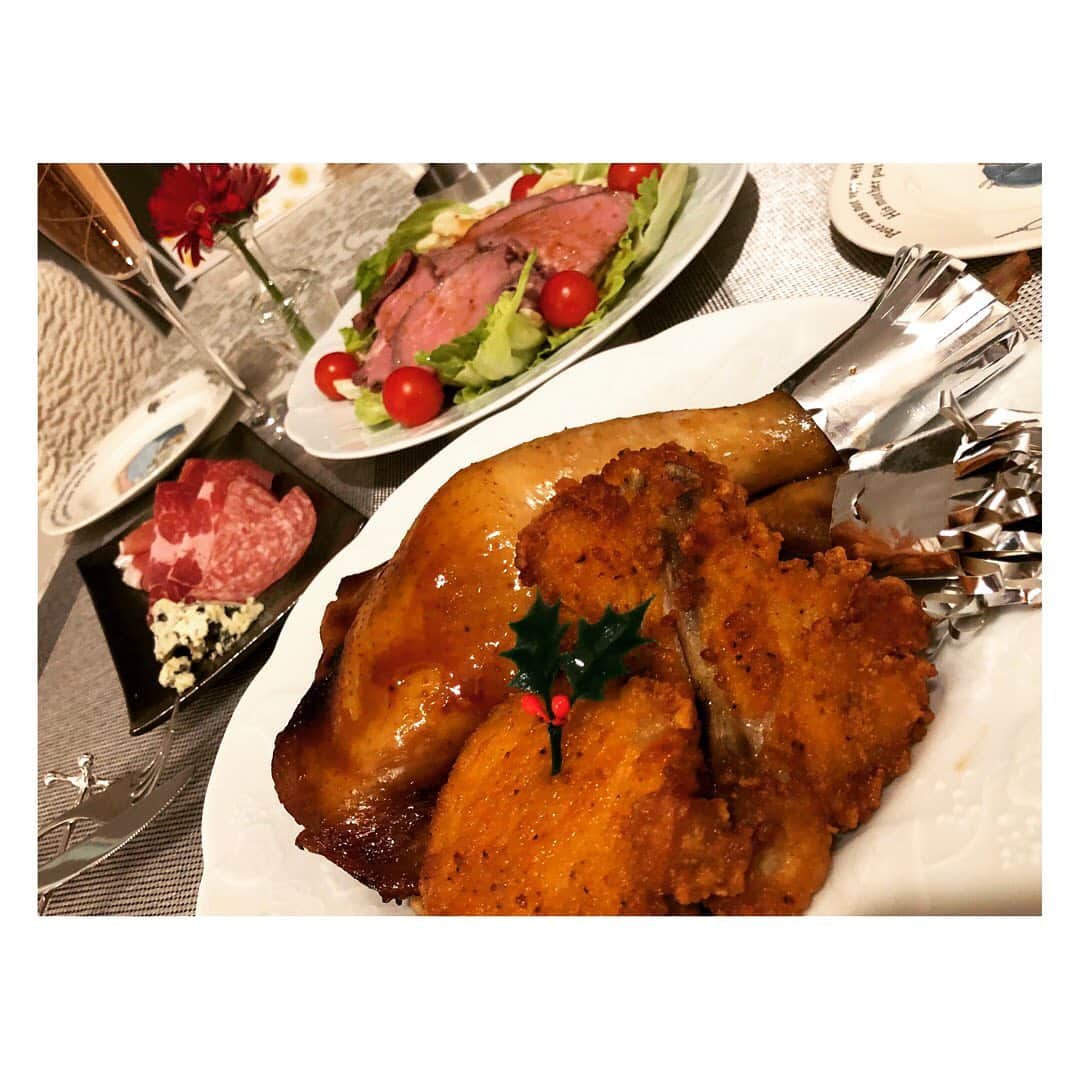 柳野玲子のインスタグラム：「我が家のクリスマス🎅✨ デパ地下メニューでのんびり過ごしました(*´꒳`*)🍷 外食も良いけど家も良い😋💞 #クリスマス #メリークリスマス #christmas #おうちごはん #デパ地下 #スパークリングワイン #赤ワイン」