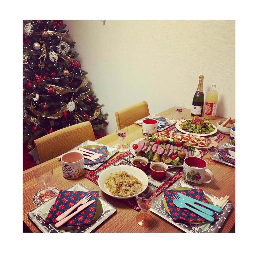 桜帆ゆかりさんのインスタグラム写真 - (桜帆ゆかりInstagram)「先日のchristmas party🎄✨ 心優しいまえちゃんシスターズfamilyに私めも混ぜて頂きました❤️笑 . . 翔太郎シェフのお料理も全部美味しかった👨‍🍳手際も良くて凝ってて凄すぎました👏  ほっこりのんびりchristmas最高ー☺️🎄✨ . . . . . #安定のまえちゃん  #christmas  #homeparty  #手作りのレベルじゃないよ🤣  #美味しかった💕  #お料理教えてください  #プレゼント交換  #楽しすぎる  #選ぶもの  #それぞれに  #いい感じ☺️ #楽しかったー  #みんな優しい😭」12月26日 15時14分 - chahoroo93