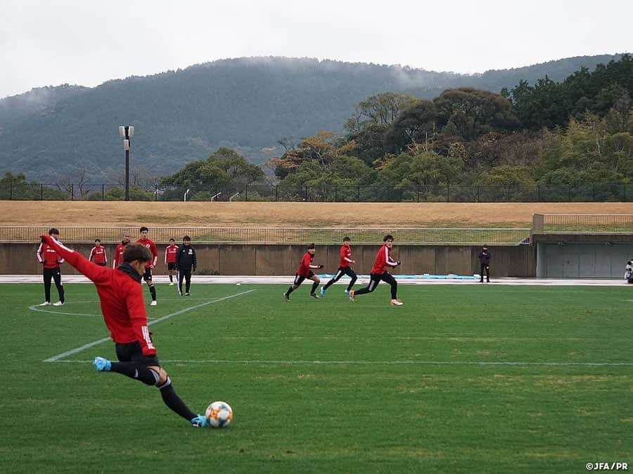 日本サッカー協会さんのインスタグラム写真 - (日本サッカー協会Instagram)「📸#U22日本代表 12月26日（木）、長崎合宿3日目。午前中のトレーニングの様子です。 ・ ウォームアップ後はサイドからのクロス→シュートのトレーニングを実施。また最後にはミニゲーム形式のトレーニングが行われ、選手間のコンビネーションを確認しました。 ・ 昨日から降り続いた雨も、いつの間にか止み、終了時には晴れ間が覗いていました。 ・ 🏆キリンチャレンジカップ2019 🇯🇵U-22日本代表 🆚U-22ジャマイカ代表🇯🇲 📅12/28(土) 19:20KO/16:20 開場(予定) 📍トランスコスモススタジアム長崎 📺日本テレビ系 ※チケットは完売しました 👉大会情報はJFA.jpへ ・ #daihyo #キリチャレの日」12月26日 15時15分 - japanfootballassociation