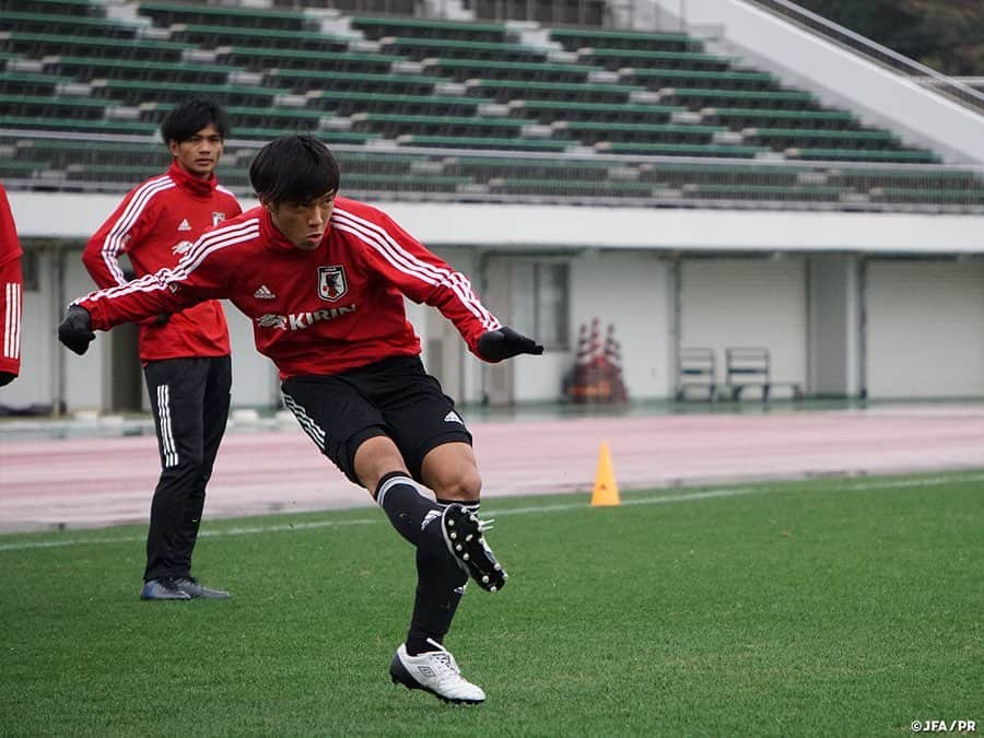 日本サッカー協会さんのインスタグラム写真 - (日本サッカー協会Instagram)「📸#U22日本代表 12月26日（木）、長崎合宿3日目。午前中のトレーニングの様子です。 ・ ウォームアップ後はサイドからのクロス→シュートのトレーニングを実施。また最後にはミニゲーム形式のトレーニングが行われ、選手間のコンビネーションを確認しました。 ・ 昨日から降り続いた雨も、いつの間にか止み、終了時には晴れ間が覗いていました。 ・ 🏆キリンチャレンジカップ2019 🇯🇵U-22日本代表 🆚U-22ジャマイカ代表🇯🇲 📅12/28(土) 19:20KO/16:20 開場(予定) 📍トランスコスモススタジアム長崎 📺日本テレビ系 ※チケットは完売しました 👉大会情報はJFA.jpへ ・ #daihyo #キリチャレの日」12月26日 15時15分 - japanfootballassociation