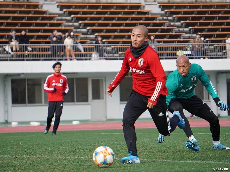 日本サッカー協会さんのインスタグラム写真 - (日本サッカー協会Instagram)「📸#U22日本代表 12月26日（木）、長崎合宿3日目。午前中のトレーニングの様子です。 ・ ウォームアップ後はサイドからのクロス→シュートのトレーニングを実施。また最後にはミニゲーム形式のトレーニングが行われ、選手間のコンビネーションを確認しました。 ・ 昨日から降り続いた雨も、いつの間にか止み、終了時には晴れ間が覗いていました。 ・ 🏆キリンチャレンジカップ2019 🇯🇵U-22日本代表 🆚U-22ジャマイカ代表🇯🇲 📅12/28(土) 19:20KO/16:20 開場(予定) 📍トランスコスモススタジアム長崎 📺日本テレビ系 ※チケットは完売しました 👉大会情報はJFA.jpへ ・ #daihyo #キリチャレの日」12月26日 15時15分 - japanfootballassociation