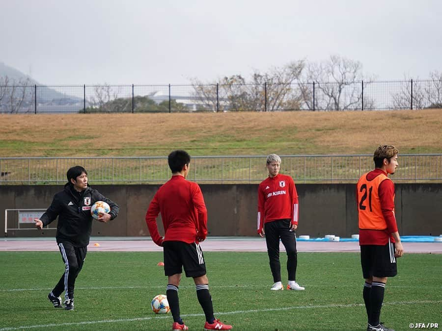 日本サッカー協会さんのインスタグラム写真 - (日本サッカー協会Instagram)「📸#U22日本代表 12月26日（木）、長崎合宿3日目。午前中のトレーニングの様子です。 ・ ウォームアップ後はサイドからのクロス→シュートのトレーニングを実施。また最後にはミニゲーム形式のトレーニングが行われ、選手間のコンビネーションを確認しました。 ・ 昨日から降り続いた雨も、いつの間にか止み、終了時には晴れ間が覗いていました。 ・ 🏆キリンチャレンジカップ2019 🇯🇵U-22日本代表 🆚U-22ジャマイカ代表🇯🇲 📅12/28(土) 19:20KO/16:20 開場(予定) 📍トランスコスモススタジアム長崎 📺日本テレビ系 ※チケットは完売しました 👉大会情報はJFA.jpへ ・ #daihyo #キリチャレの日」12月26日 15時15分 - japanfootballassociation