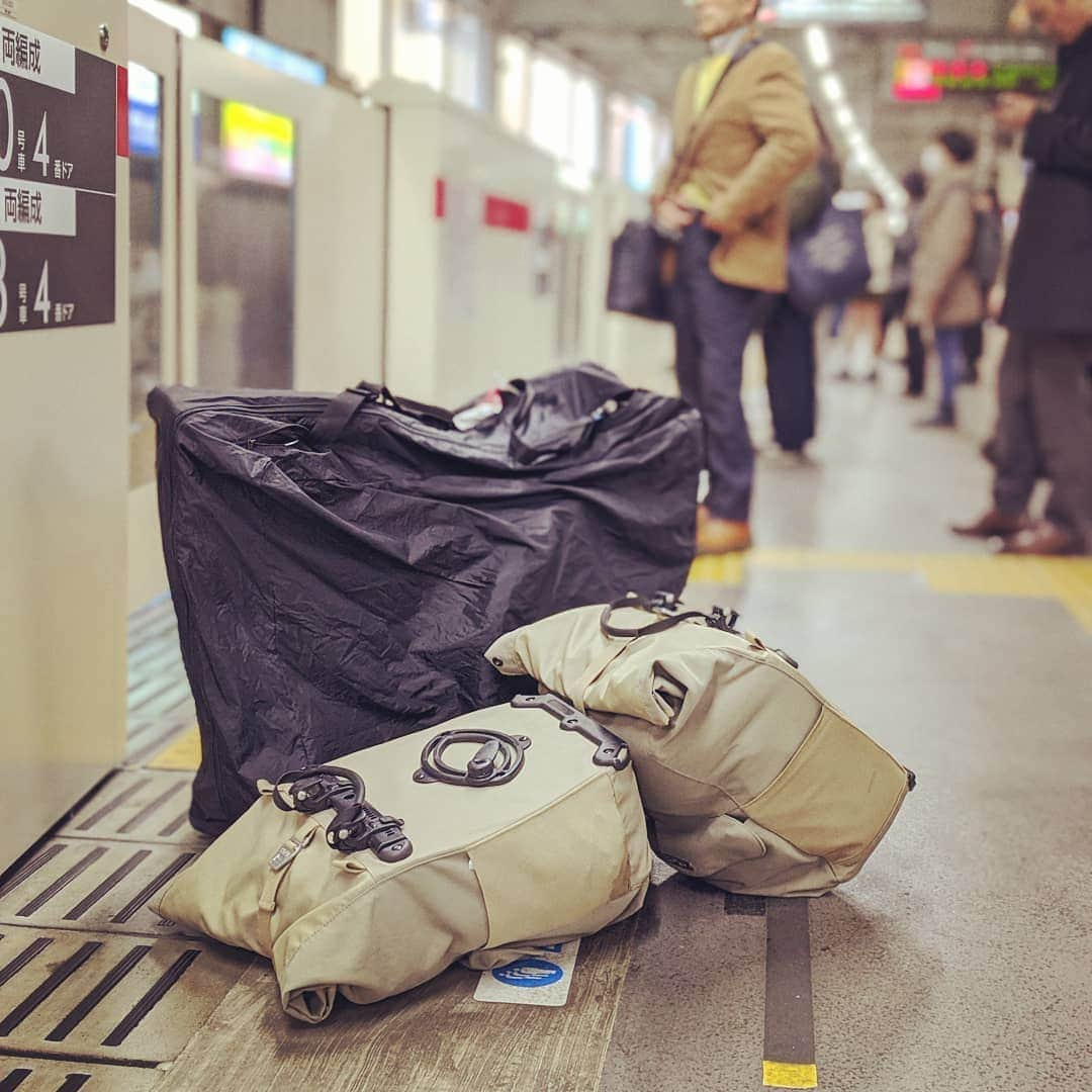 山下晃和さんのインスタグラム写真 - (山下晃和Instagram)「【BIKE&TRIP】小径の折り畳み自転車は食わず嫌いしていた  しかしながら、実際に旅してみたら、旅のカタチが変わった  ひたすら走りたいロードバイク、 林道を見つけたくなるグラベルロード、 シングルトレイルを繋ぎたくなるMTB  公共交通機関を使いたくなるのがBirdyの良さなのだと  電車はもちろん、飛行機、バス、タクシー全て輪行可能  島根のタクシー運転手は、「車椅子に比べれば軽いねえ」と持ってくれた。そうか、タクシーには車椅子が積めるんだ  孤独を好んで、砂漠、草原、山道、荒野とさんざん海外を走ったくせに  輪っかが小さいだけで 大自然の中を走りたいというよりは、人がいるところを走りたくなった  田舎に突然現れるオシャレなカフェ、おばあちゃんが独りで営んでいる小さな商店、未だに木造の駅舎、牧場に併設されているお土産屋さん  そこには人々の暮らしがあり、独特な空気があり、旅でしか出会わないであろう人がいた、全てがやさしかった  そして、重たいパニアを漕ぎ上げ、皆が待っているキャンプ場へと辿り着いた  小径折り畳み自転車の目的地は「人」だったんだ  そう思ったら、もっと漕ぎたくなった  #birdy #foldingadventure #foldingbike #chaoras #camp #camptouring #hotspring #Japan #touring #rinkou #輪行 #フォールディングアドベンチャー #スポーツ手ぬぐい #チャオラス」12月26日 15時16分 - travel_akikazoo