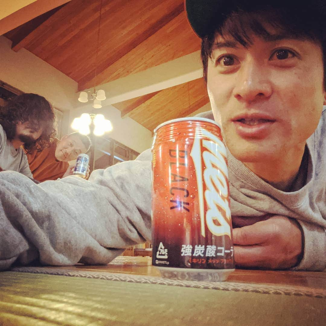 山下晃和さんのインスタグラム写真 - (山下晃和Instagram)「【BIKE&TRIP】小径の折り畳み自転車は食わず嫌いしていた  しかしながら、実際に旅してみたら、旅のカタチが変わった  ひたすら走りたいロードバイク、 林道を見つけたくなるグラベルロード、 シングルトレイルを繋ぎたくなるMTB  公共交通機関を使いたくなるのがBirdyの良さなのだと  電車はもちろん、飛行機、バス、タクシー全て輪行可能  島根のタクシー運転手は、「車椅子に比べれば軽いねえ」と持ってくれた。そうか、タクシーには車椅子が積めるんだ  孤独を好んで、砂漠、草原、山道、荒野とさんざん海外を走ったくせに  輪っかが小さいだけで 大自然の中を走りたいというよりは、人がいるところを走りたくなった  田舎に突然現れるオシャレなカフェ、おばあちゃんが独りで営んでいる小さな商店、未だに木造の駅舎、牧場に併設されているお土産屋さん  そこには人々の暮らしがあり、独特な空気があり、旅でしか出会わないであろう人がいた、全てがやさしかった  そして、重たいパニアを漕ぎ上げ、皆が待っているキャンプ場へと辿り着いた  小径折り畳み自転車の目的地は「人」だったんだ  そう思ったら、もっと漕ぎたくなった  #birdy #foldingadventure #foldingbike #chaoras #camp #camptouring #hotspring #Japan #touring #rinkou #輪行 #フォールディングアドベンチャー #スポーツ手ぬぐい #チャオラス」12月26日 15時16分 - travel_akikazoo