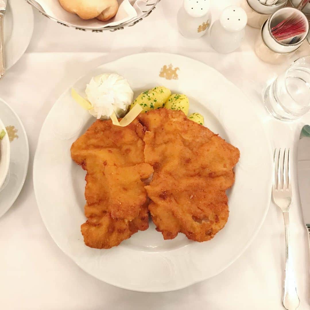 のインスタグラム：「なんだか薄揚肉四大陸踏破にひとり挑んだりしていた師走2019🇦🇹 薄くのばした仔牛肉にカリカリの衣にバターの香りにレモンをぎゅー🍋完全にとんかつより好きなのでシュニッツェル流行って欲しい…」
