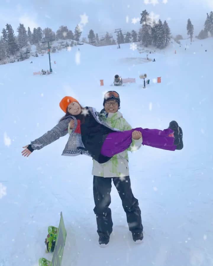 小嶋彩乃のインスタグラム：「12/25/2019💛6th Wedding Anniversary💛 This is the day we enjoy snowboarding every year! 6回目の結婚記念日☺️💓毎年恒例のスノーボードへ！朝起きたらサンタさん？からのプレゼントも🎁きょうは特別な日だけど、365日、毎日の幸せをありがとう❤️ #12252019🎄 #whitechristmas #christmas2019 #weddinganniversary #marriagegoals #family #soulmate #welovetravel #hubbyandwifey #loveyou #snowboarding #bigbear #wintersport #クリスマス #結婚記念日 #スノーボード #雪山 #アメリカ移住 #海外生活 #感謝」