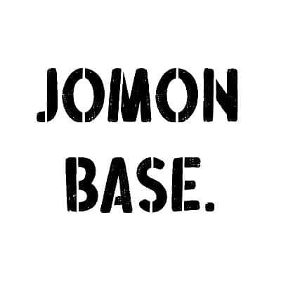 COMA-CHIのインスタグラム：「【🎊重大発表🎊】 COMA-CHIのオンラインサロン「JOMON BASE.」(@jomonbase )が2020年1月5日より開設決定！！！⏩スワイプで動画コメント見れます。ーーーーーーーーーーーーーーー 宇宙のサイクルに寄り添い、円形の平和な社会を目指す 「ネオJOMON」のキーワードで、 COMA-CHIと共に世界へとメッセージを発信する仲間たちが集う仮想集落。  ーーーーーーーーーーーーーーーーーーーーーーー●なんだかこの社会に馴染めない●居場所を見つけられない●孤独感を感じている●本当に感じてる事を話すと、「変わってるね」と言われ笑われてしまう●龍神やUFOからメッセージを受けている…  そんなポテンシャルを秘めた宇宙人たちが、 心おきなく自分の思いを話し、交流できる場所があったらいいのに。  そしてそんな人たちの意見に共感する人たちが、 答えてくれる場所があったらいいのに。  そんなCOMA-CHIの思いから始まった企画。  そしてまだ社会に自分を出せずにいる人、 どうしたらいいか迷っている方々の背中を押すため、  COMA-CHIが自己表現やセルフブランディングの仕方、 揺るぎない自分軸を作るための様々な知識やスキルをシェアしていく講座をサロン内に開設し、 定期的に講義を行います。  社会に疎外感を感じている人こそ、 新しい社会を作り出すために、 何かしらの使命を持って生まれてきているのだと思います。  そのような人々が協力し合い、 何かを作り出すセッションを見たい。  そこに参加したい。  グルーヴを感じたい。  そして覚醒した仲間たちと共に、  世界へ羽ばたきたい。  一緒に新しいムーブメントを、  作って下さい。」