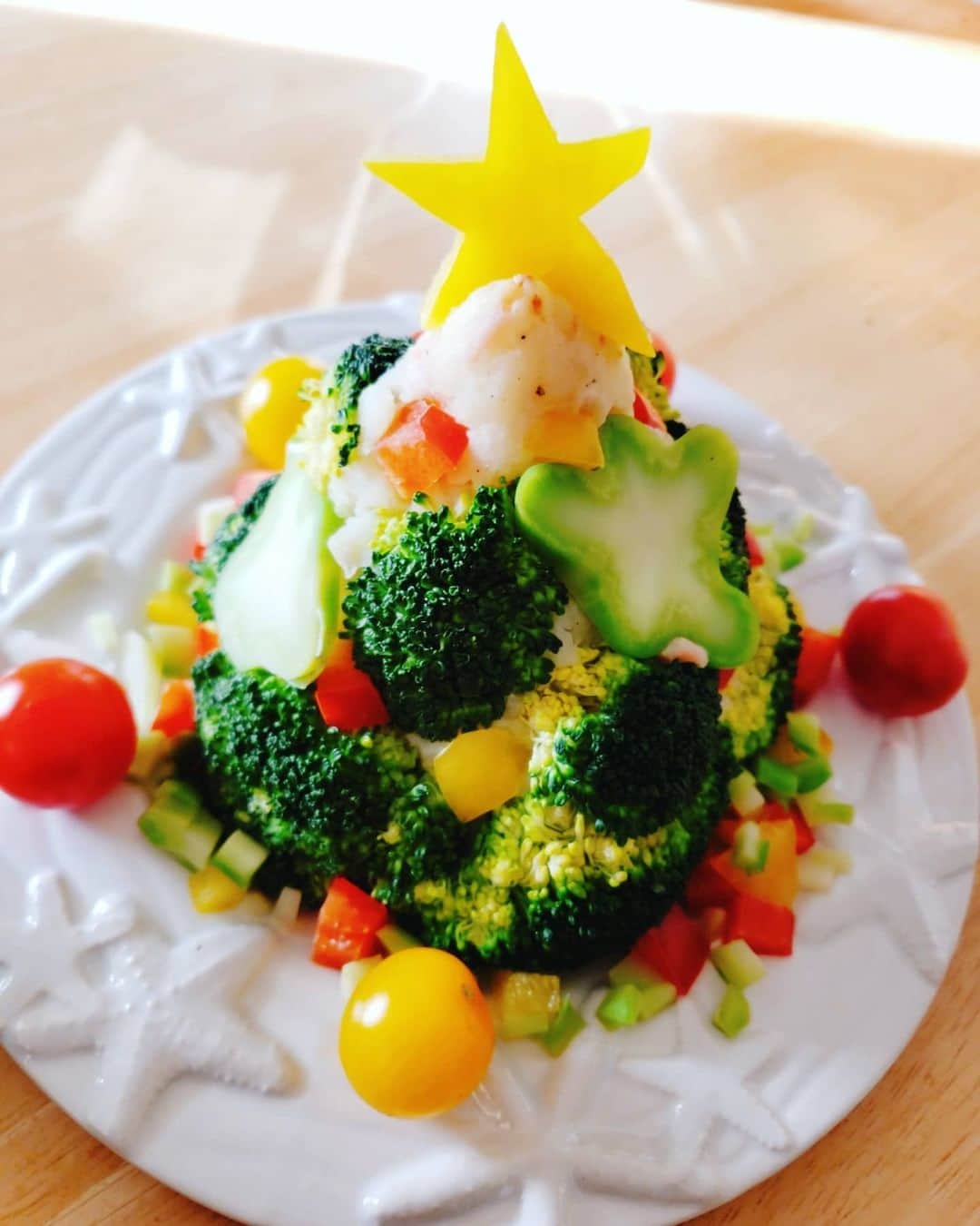 西真理子さんのインスタグラム写真 - (西真理子Instagram)「Xmas💖Eve  2019・December・25お家Xmas🎄✨ ～menu～ ツリーサラダ🥗リースサラダ🥗スペアリブ🍗 ラザニア🍅ケーキ🎂🎅シャンパン🍾  今年も手料理頑張りましたぁ😀  美味しいっ💓て食べてくれて幸せ🤭 半年ぶりにお酒解禁❣大好きなシャンパン🥂もまさかの1杯でダウン😱😱 弱くなりすぎててビックリ😂 お家クリスマスの良い所はそのまま寝れる事w  サプライズ🎁は打ち合わせなしで THE NORTHFACE丸被り🤣 お互いサプライズ大成功❣  夫婦って似るもんですねw  楽しいXmas🔔Eveでした😝  #お家クリスマス #クリスマスディナー #手料理 #ツリーサラダ #リースサラダ #ラザニア #スペアリブ#シャンドンブリュット #クリスマス限定ボトル #ザノースフェイス #ジップインジップ #ヌプシ #スノーブーツ #夫婦になって初めてのクリスマス #merrychristmas #thenorthface」12月26日 15時33分 - mari.nishi.7