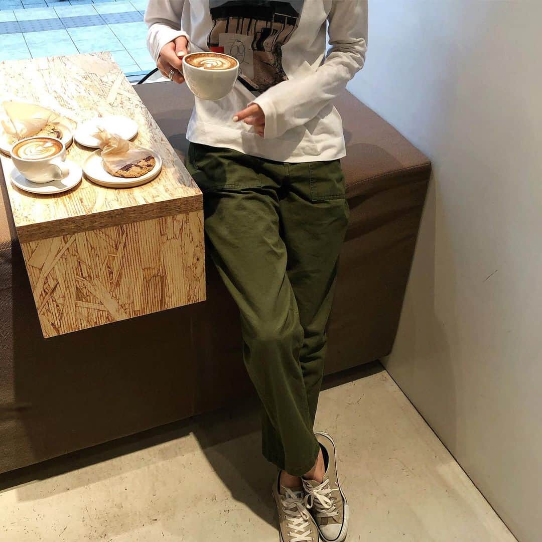 美生のインスタグラム：「☕️🍪🎅🏻﻿ ﻿ 娘たちが体調を崩し﻿ 家に引きこもっているのですが﻿ Donoban LIVEが﻿ 息抜きと楽しみに…♡☺️﻿ ランチライブたのしかった~♡﻿ ﻿ @donobanweb LIVE 見てると﻿ みんなが紹介してるアイテム欲しくなる﻿ みなさんの気持ちがわかる😂💕﻿ ﻿ 今夜の20:00- LIVEも楽しみ♡﻿ ﻿高身長の方にも参考になるよう 167cmのリョコさん @ryococoyr の 着用動画もあるので ぜひ参考にしてくださいね♡♡」
