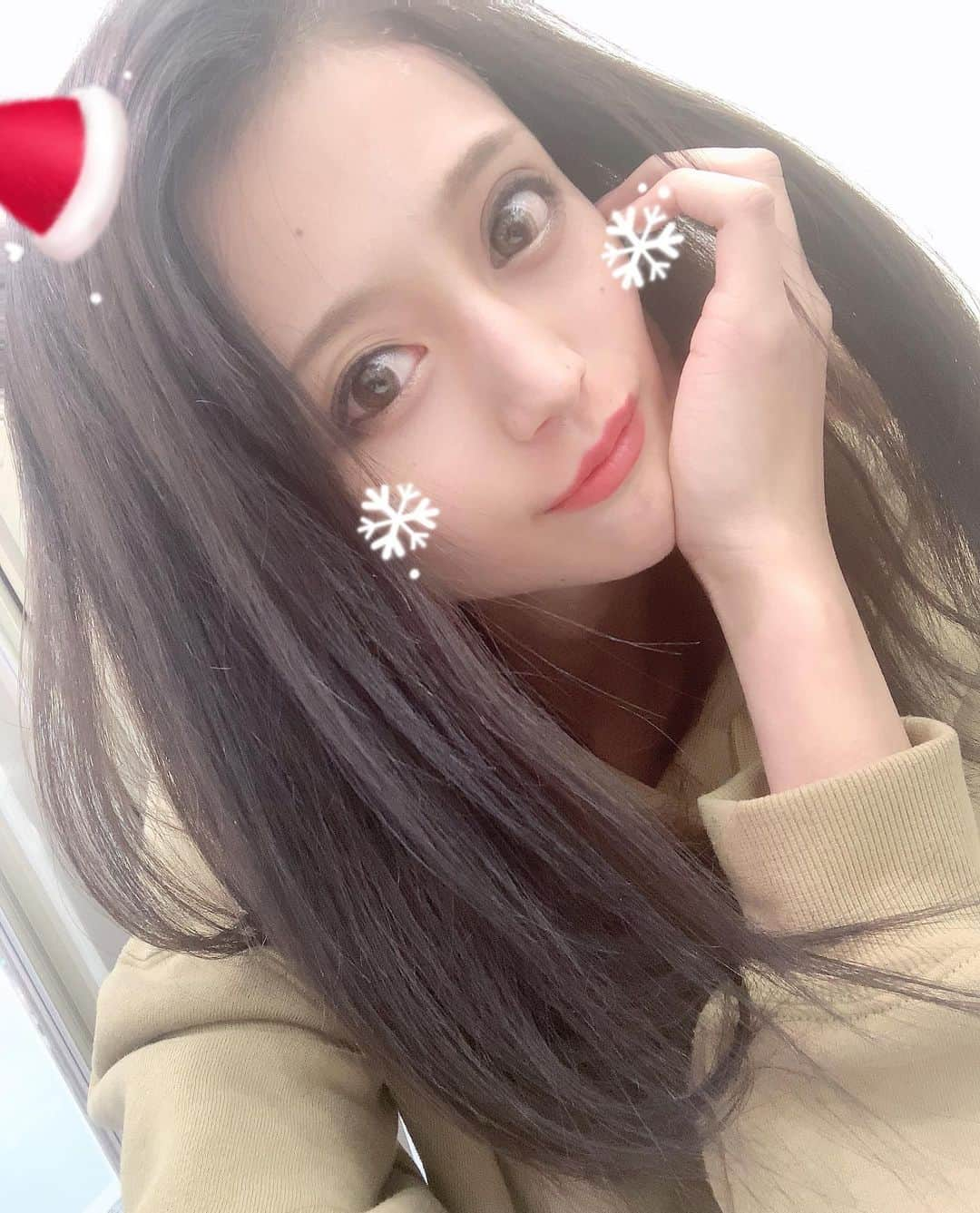 三咲美憂のインスタグラム：「🔖﻿ ﻿ ・﻿ ﻿ 今年もサンタさんきてくれた 🤶🏻🎀﻿ サンタさんいるってみんな信じてる？？﻿ ﻿ #AV女優 #三咲美憂」