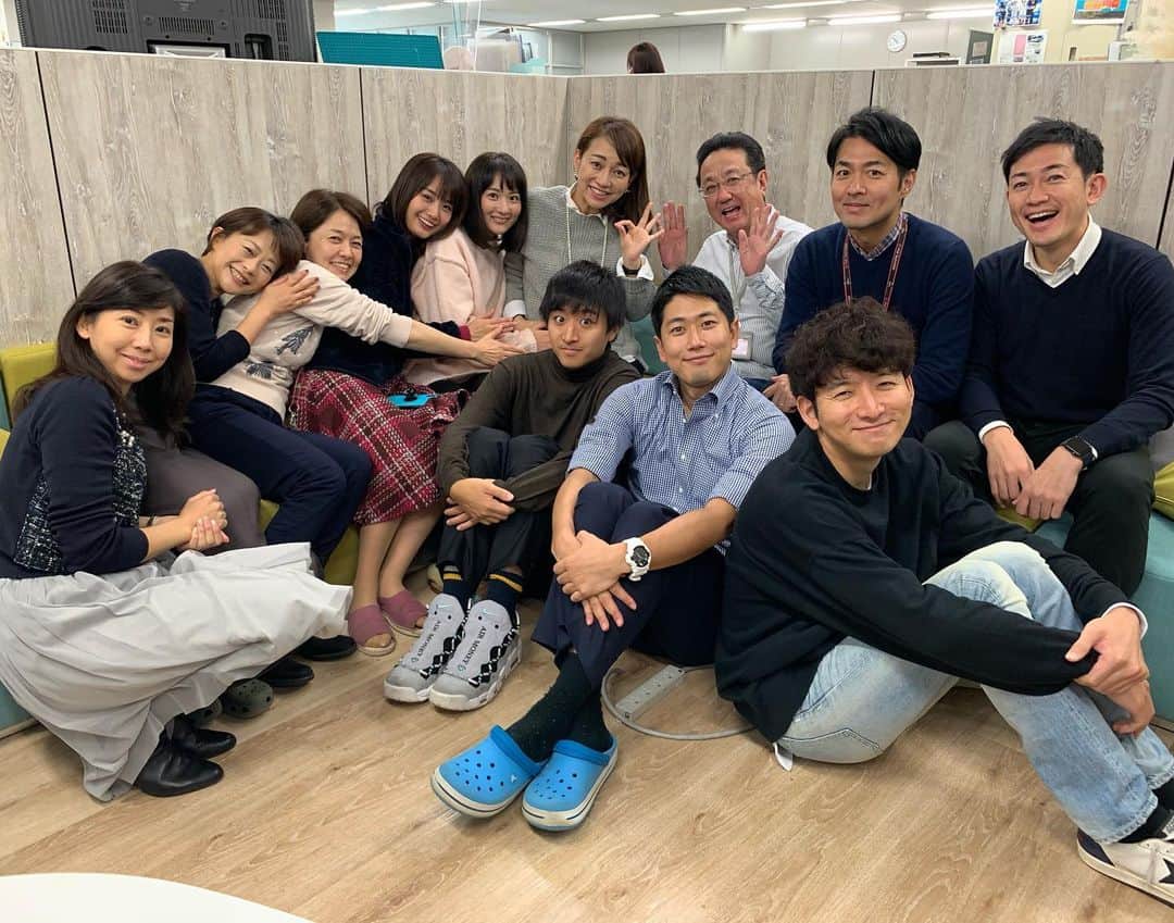 フジテレビアナウンサーのインスタグラム：「🤱﻿ 戸部アナが第２子出産に向け、今日いっぱいで産休に入ります！﻿ アナウンス室のみんなから、パワー！﻿ ﻿ 左から時計回りに…﻿ #藤村さおり﻿ #川野良子﻿ #西山喜久恵﻿ #井上清華﻿ #永尾亜子﻿ #戸部洋子﻿ #三宅正治﻿ #西岡孝洋﻿ #小穴浩司﻿ #生田竜聖﻿ #酒主義久﻿ #藤井弘輝」