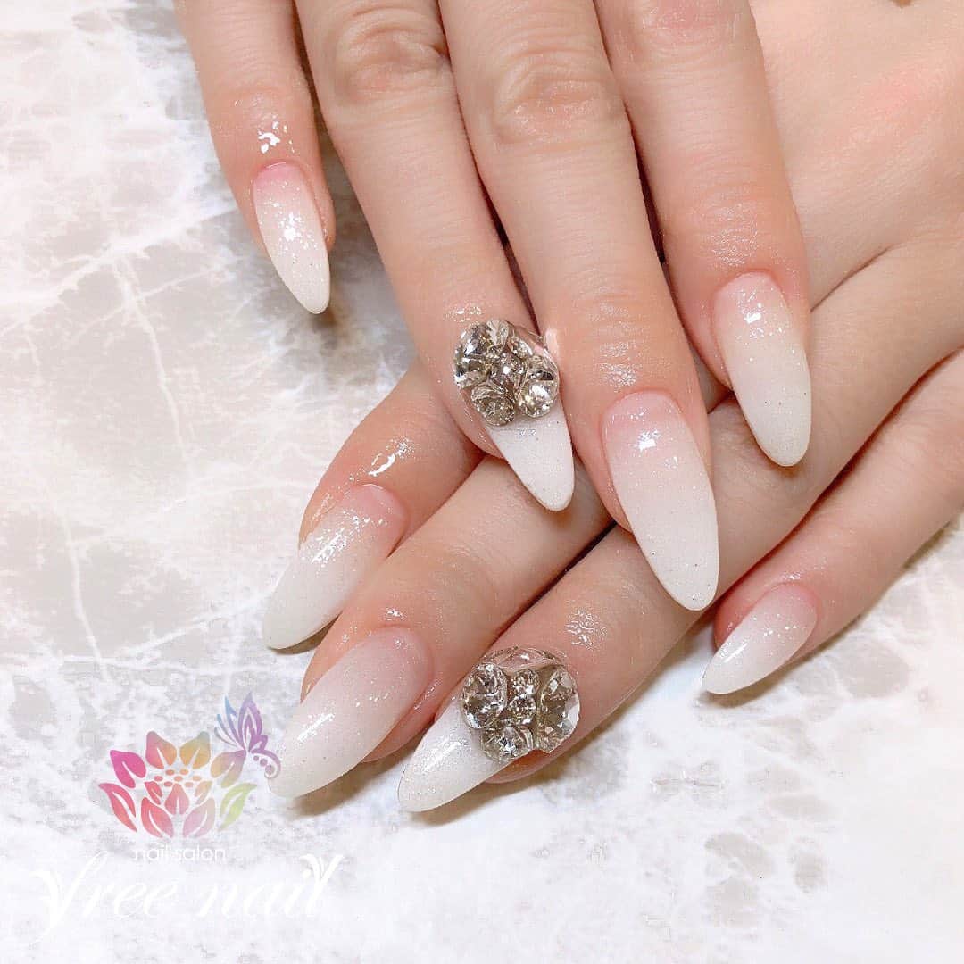 free nail フリーネイルのインスタグラム：「. お客様ネイル💅🏻❄️ . キラキラグラデーションネイル⛄️✨ . Simple Beauty💗 . ご来店ありがとうございました🙇🏻‍♀️🙇🏻‍♀️🙇🏻‍♀️💗 . freenail は、 ♥️年末　12月30日(月) 18：00迄 ♥️年始　1月3日(金) 10：00から 営業しております⛄️❄️ . ※1/3営業は堀江本店・難波店のネイルのみ。詳細はHPをご確認ください。 . 年越しネイルも新年ネイルも、ご予約、ご来店お待ちしております🙋🏻‍♀️🙋🏻‍♀️🙆🏻‍♀️💗 . #ネイルアート #ジェルネイル #ネイルサロン #大阪ネイルサロン #ネイルデザイン #ネイルチェンジ #グラデーションネイル #ビジューネイル #キラキラネイル #ホワイトネイル #デザインネイル #トレンドネイル #シンプルネイル #大人ネイル #ロングネイル #美爪ネイル #年越しネイル #冬ネイル #winternails #nailsart #nailsdid #美甲 #日式美甲 #日式美甲胶 #日本美甲师 #日本美甲老师 #美甲上课 #日本胶 #フリーネイル #freenail」