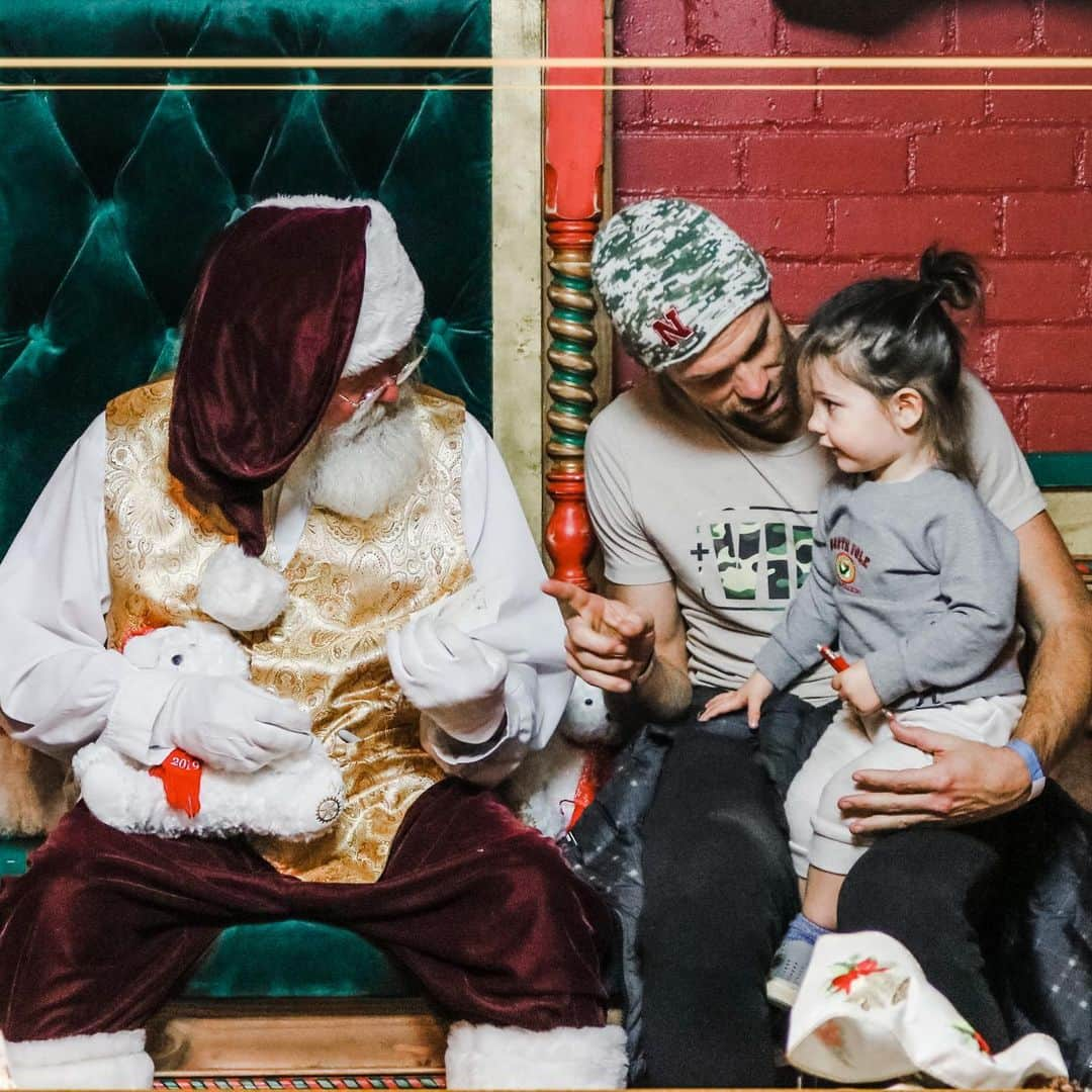 クリスティン・ヒルデブランドのインスタグラム：「Our North Pole experience! We met (didn’t melt down and even gave knucks to!) santa, ate doughnuts and drank hot chocolate with mrs claus, met and danced with santas elves, made toys in his original workshop!, and got to visit his mail room where Rhett wrote a scribble to him. 🥰 #merrychristmas #northpole #santaclaus #thisistwo」