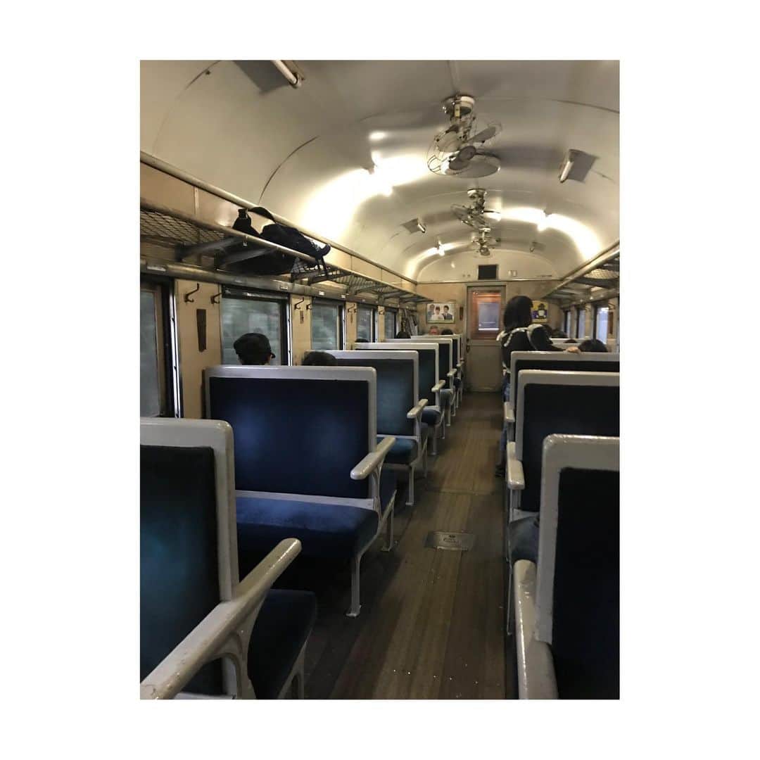 吉村民さんのインスタグラム写真 - (吉村民Instagram)「大井川鐵道　EL急行に 乗ってしまった。  普通に電車を待ってて、この車両が来たからビックリ。  走って写真を撮りまくり、 大井川鐵道限定のトーマスを買いました。  全ては電車が大好きな息子の為。 これがママ鉄ですね😂🚞 ・ ・ でも、車内のタイムスリップしたような空間に、 窓から見える大井川の絶景は 大人でも充分楽しめるものでした♡ ・ ・  息子と城巡りするのが私の夢ですが、 息子と鉄道巡りもいいかもしれません😁 ・ ・  #大井川鐵道 #el急行  #大井川鉄道 # #鉄道 #鉄ママ #鉄ママ子鉄 #鉄道好きな人と繋がりたい #鉄道好き #鉄道好き息子  #静岡県 #大井川」12月26日 15時59分 - yoshimuratami