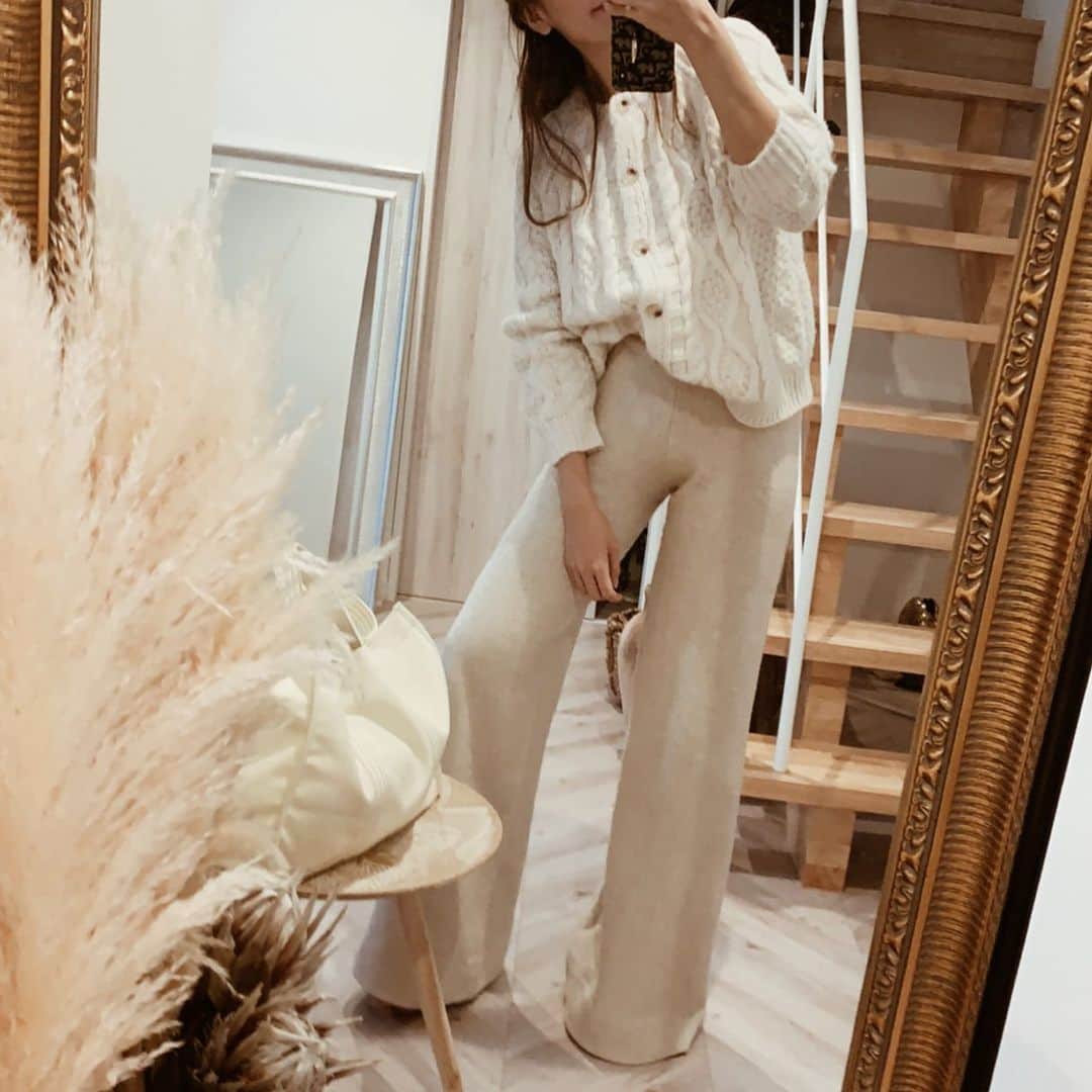 のインスタグラム：「今日のふく Knit import Bottoms zara ZARAのsaleはじまったね♡ 公式サイトなーんもなかったから海外のZARAサイトで買ったよ😂 自分の欲しい服は全くないんだけど息子たちに欲しかったから注文🧸 日本のZARAより$で計算しても海外のZARAのが安い👏🏻🧏🏼‍♀️ただ届くのはちと遅い。 #ザラ　#zara #fashion #ootd #outfit #coordinate #interior #今日のコーデ #今日の服 #今日のふく」