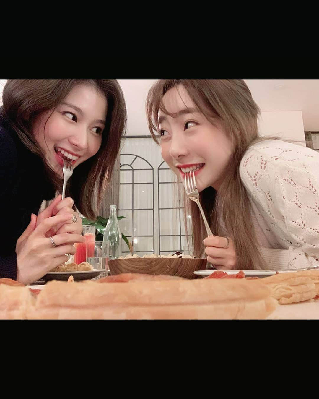 ヨンジョンさんのインスタグラム写真 - (ヨンジョンInstagram)「이브에 만나서 폭풍수다 둘다 엄청 행복해보이네🎄」12月26日 16時10分 - uyj__0803