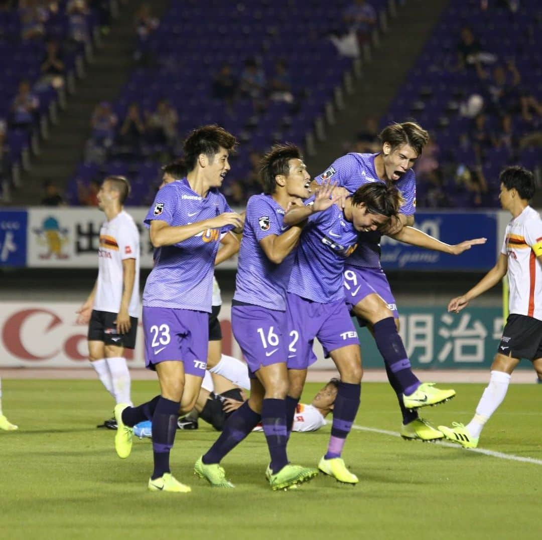 野上結貴さんのインスタグラム写真 - (野上結貴Instagram)「遅れましたが 2019シーズンも応援、サポート等ありがとうございました！！ ほんとに今年のチームはめちゃくちゃ良いチームでした！！ 2020年はめちゃくちゃ強いチームになりましょう！！また熱い応援よろしくお願いします！！ #Jリーグ#サンフレッチェ広島 #チャント#初ゴール #関わる人すべてに#感謝#タイトル取ろう」12月26日 16時11分 - yuukinogami0420