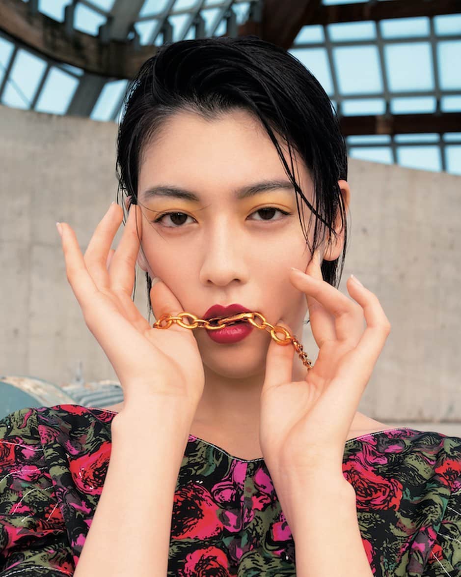 のインスタグラム：「New one⚡️ @miyoshi.aa  @ellejapan  @marni  超美人で内面はさっぱり男前な性格の彩花先輩のファンになりました〜🥰 photegraphy @masaminaruo styled by  @chie_atsumi hair by @kotaro_onu」
