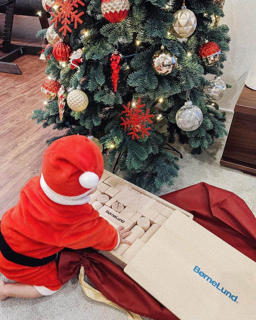 ソンイのインスタグラム：「息子へのクリスマスプレゼントは、ボーネルンドの積み木を🎅🏼🎁🧸🧩﻿ ﻿ 白木か色付きかで迷ったんだけど、白木の積み木の方が想像力を邪魔せずに色彩感覚が豊かになるという記事を読んで白木に☺️﻿ ﻿ 例えば色付きの積み木で車を作ったら、車種が限られてしまうけど(赤なら消防車とか)🚒﻿ 白木で作る車は子供の想像次第で頭の中でどんな車種にもなって無限大になるとのこと👏🏼﻿ ﻿ 今はまだポイッと投げるだけだけど、箱の中から自分で器用に取り出せただけでもママ感動🥺﻿ ﻿ １歳のお誕生日はプレゼントなににしよう、、🤔❤️﻿ オススメあったら教えてください💕 #生後9ヶ月 #男の子ベビー #クリスマスプレゼント」
