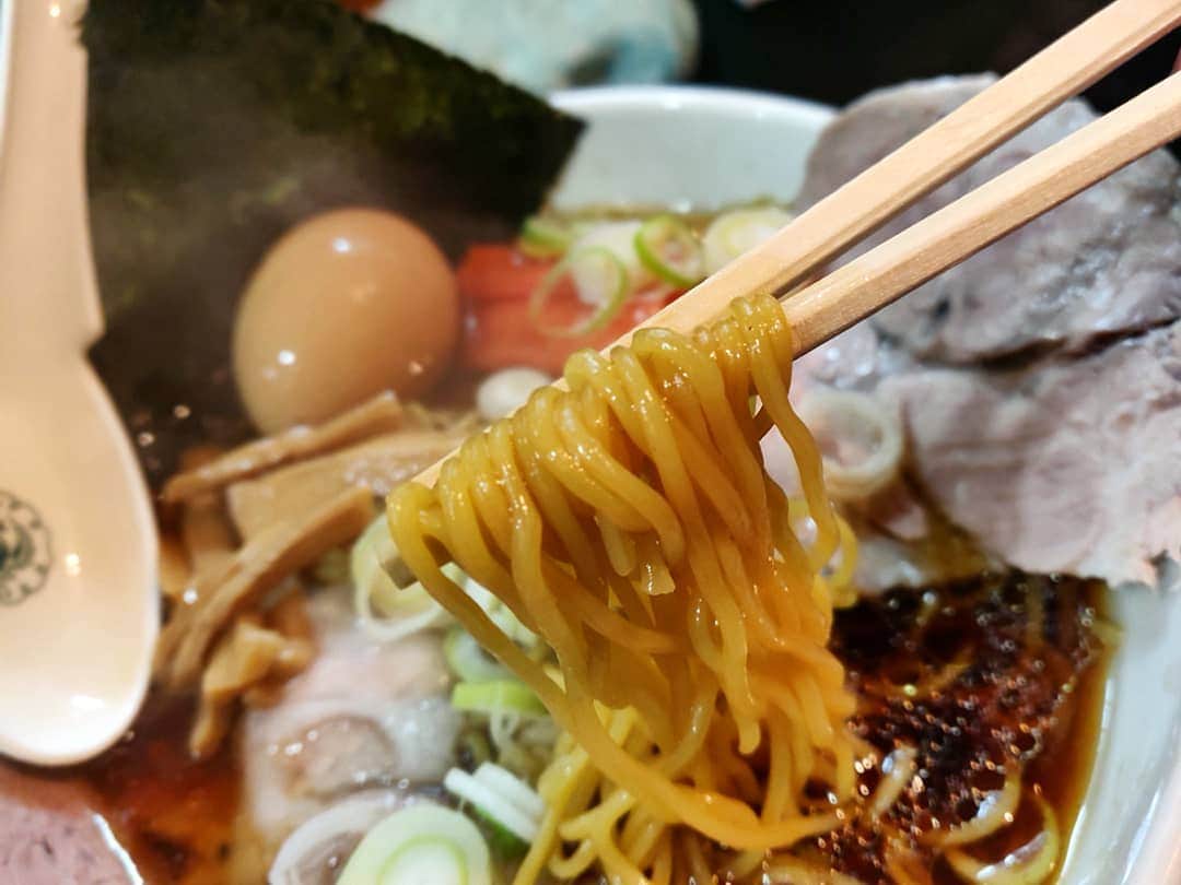 つけMen野郎さんのインスタグラム写真 - (つけMen野郎Instagram)「＿＿＿＿＿＿＿＿＿＿＿＿＿＿＿＿＿ 🍜：上品濃いめ 🏠：一条流がんこラーメン総本家(四谷三丁目) ￣￣￣￣￣￣￣￣￣￣￣￣￣￣￣￣￣ 【ごちそう醤油ラーメン】 どこに行こうかちょっと考えたけどやっぱがんこよね。上品納めってやつ。閉店間際に滑り込みin… . ちゃっくどぉ〜ん！！ . やっぱり2019年の上品食べ納めと思うと美味さが込み上げてくるね。おいしくてたまらなくて豪快に啜り上げて食べるのが似合う。明日は休みで、明後日以降からスペシャルが続くんだろうが、下品も食べ納めなければ。」12月26日 16時22分 - bokurarri