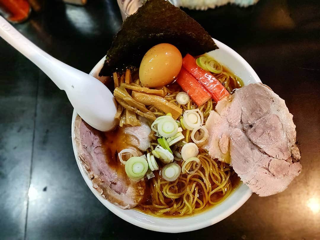 つけMen野郎さんのインスタグラム写真 - (つけMen野郎Instagram)「＿＿＿＿＿＿＿＿＿＿＿＿＿＿＿＿＿ 🍜：上品濃いめ 🏠：一条流がんこラーメン総本家(四谷三丁目) ￣￣￣￣￣￣￣￣￣￣￣￣￣￣￣￣￣ 【ごちそう醤油ラーメン】 どこに行こうかちょっと考えたけどやっぱがんこよね。上品納めってやつ。閉店間際に滑り込みin… . ちゃっくどぉ〜ん！！ . やっぱり2019年の上品食べ納めと思うと美味さが込み上げてくるね。おいしくてたまらなくて豪快に啜り上げて食べるのが似合う。明日は休みで、明後日以降からスペシャルが続くんだろうが、下品も食べ納めなければ。」12月26日 16時22分 - bokurarri