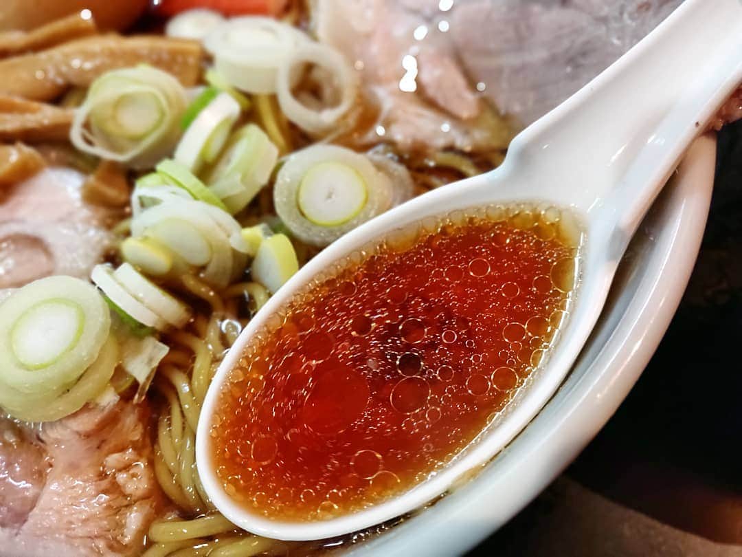 つけMen野郎さんのインスタグラム写真 - (つけMen野郎Instagram)「＿＿＿＿＿＿＿＿＿＿＿＿＿＿＿＿＿ 🍜：上品濃いめ 🏠：一条流がんこラーメン総本家(四谷三丁目) ￣￣￣￣￣￣￣￣￣￣￣￣￣￣￣￣￣ 【ごちそう醤油ラーメン】 どこに行こうかちょっと考えたけどやっぱがんこよね。上品納めってやつ。閉店間際に滑り込みin… . ちゃっくどぉ〜ん！！ . やっぱり2019年の上品食べ納めと思うと美味さが込み上げてくるね。おいしくてたまらなくて豪快に啜り上げて食べるのが似合う。明日は休みで、明後日以降からスペシャルが続くんだろうが、下品も食べ納めなければ。」12月26日 16時22分 - bokurarri