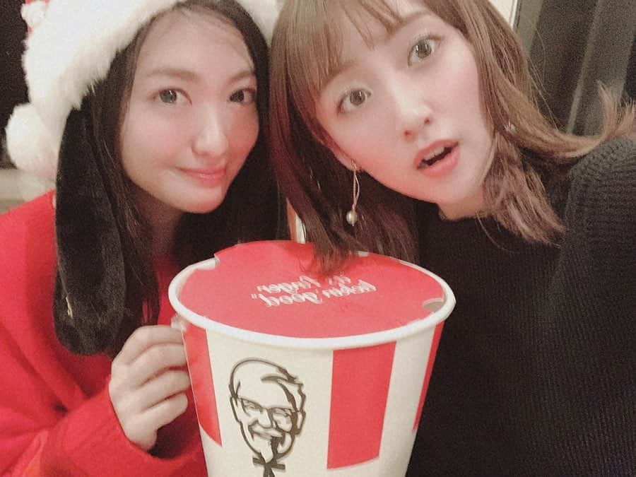 高橋みなみさんのインスタグラム写真 - (高橋みなみInstagram)「昨日はお家でクリスマスパーティー✨🎄 皆んなでご飯食べて話して楽しい会でした♡ りえちゃんはサンタ帽持参笑 ノリノリ可愛い😂✨ そして今年もぐっさんがカレー作ってくれた🥺✨ クオリティがエグい！！ 美味しすぎて一瞬で完売でした笑 幸せクリスマス✨✨ #クリスマスパーティー  #merrychristmas  #christmas  #happy #love #curry」12月26日 16時18分 - taka37_chan