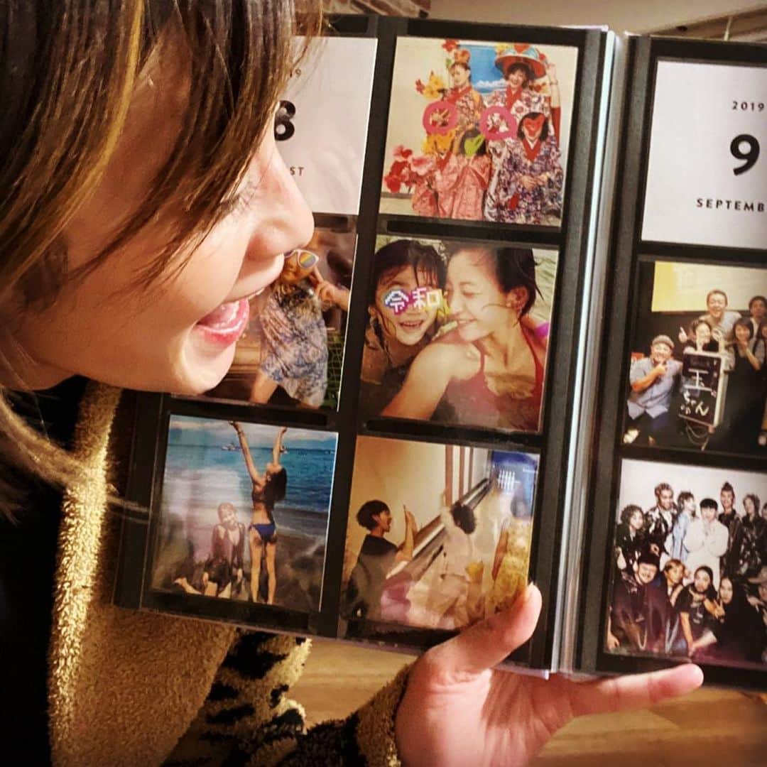 西山茉希さんのインスタグラム写真 - (西山茉希Instagram)「2019年思い出ポロポロ。 ALBUS「@albus_is」というアプリを使って今年一年分のアルバムを作ってみました⭐⭐⭐ #2019 #思い出達を一冊へ #母ちゃんも #チビーズも  スマホの中からでてこーーーいっ。  #毎月8枚無料でプリント #プライスレス  無料枚数が1枚増える「招待コード」つき⭐⭐⭐ 招待コード：X8S  @albus_is  完成が嬉しい。 形に残す大切さ。  #albus_is #PR」12月26日 16時30分 - maki.nshiyama50