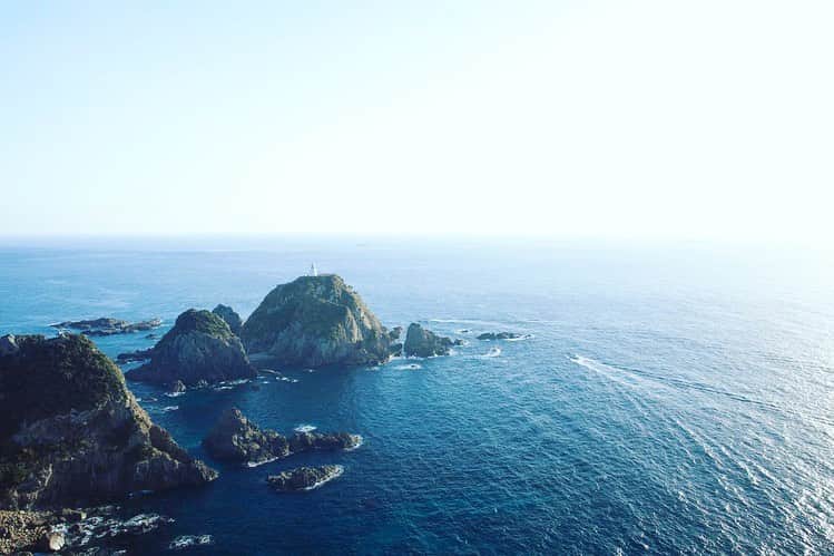 Little Miss Bento・Shirley シャリーさんのインスタグラム写真 - (Little Miss Bento・Shirley シャリーInstagram)「Kagoshima Day 4: When you day starts with a view like this at Cape Sata #佐多岬, Sata Misaki  It makes it all worth it!  Cape Sata, is the southernmost point of mainland Japan, lies on the same latitude as New Delhi, India and Cairo, Egypt.  The climate is warm even in winter.  Off the coast lies Japan's oldest extant lighthouse, designed by an Scotsman in the early Meiji period. *Please avoiding visiting after sunset for safety reasons. *Please be suitably attired for walking as the trail to the southernmost tip is about 800 meters long.  Cape Sata Observatory Park https://www.kagoshima-kankou.com/for/attractions/10387 . 📍Minamiosumi town, Kagoshima. @minamiosumi_official  #kagoshima #visitjapan #ilovejapan #onlyinjapan #littlemissbento #travelogue #鹿児島 #南大隅町 #CapeSata #SataMisaki」12月26日 16時24分 - littlemissbento