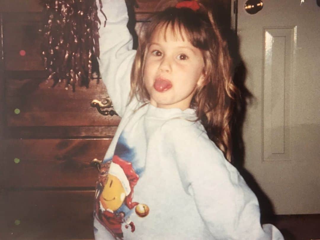デビー・ライアンのインスタグラム：「🛴 second in command of the most notorious tree climbing, quicksand-avoiding gang in the neighborhood (we lived by the forest in germany. and I was homeschooled. it was just me and my brother)」