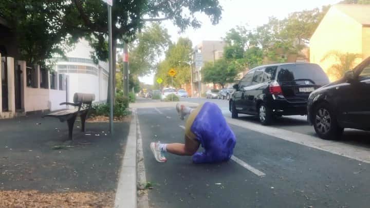 フィービー・ディ・トマソのインスタグラム：「Update: I've now been legitimised as a true parkour athlete having been bestowed a @teamfarang hoodie by my fellow athletes @domtomato + @saturdaye DREAM BIG PEOPLES. DREAM BIG 💜 #purplerain #teamfarang #teamredbull #sponsoredathlete #notanad」