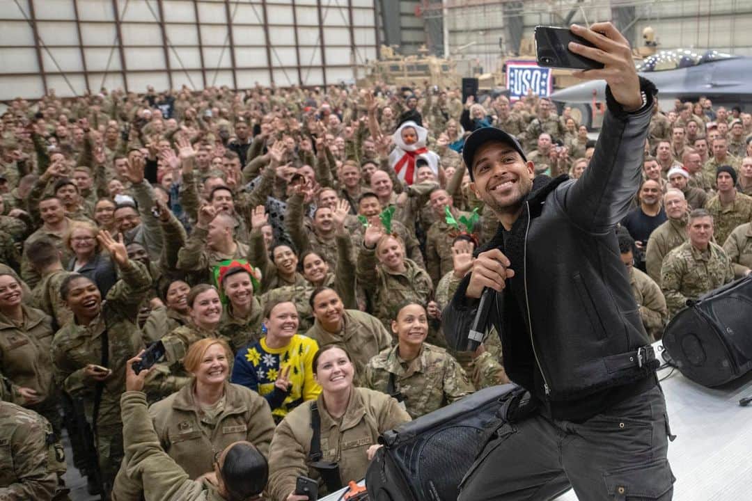 ウィルマー・バルデラマのインスタグラム：「On this day, last year.. sharing the honor of spending #xmas with our men and women in uniform in #Iraq 🇮🇶 I’m thinking about all of you today, and I’m also thinking of my partners Shaun, Matt, Milo, Sammy, Kelly, Kyle, Jesse, JDayz and Luke.. we will always be the get fresh crew.. I love you all hooligans, forever family. #USO」